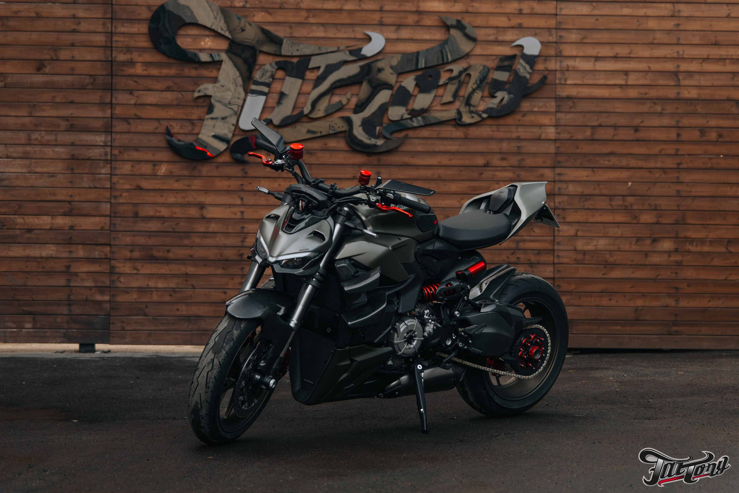 Ducati Streetfighter V2 окрас деталей в красный кэнди и черный мат. DeLorein