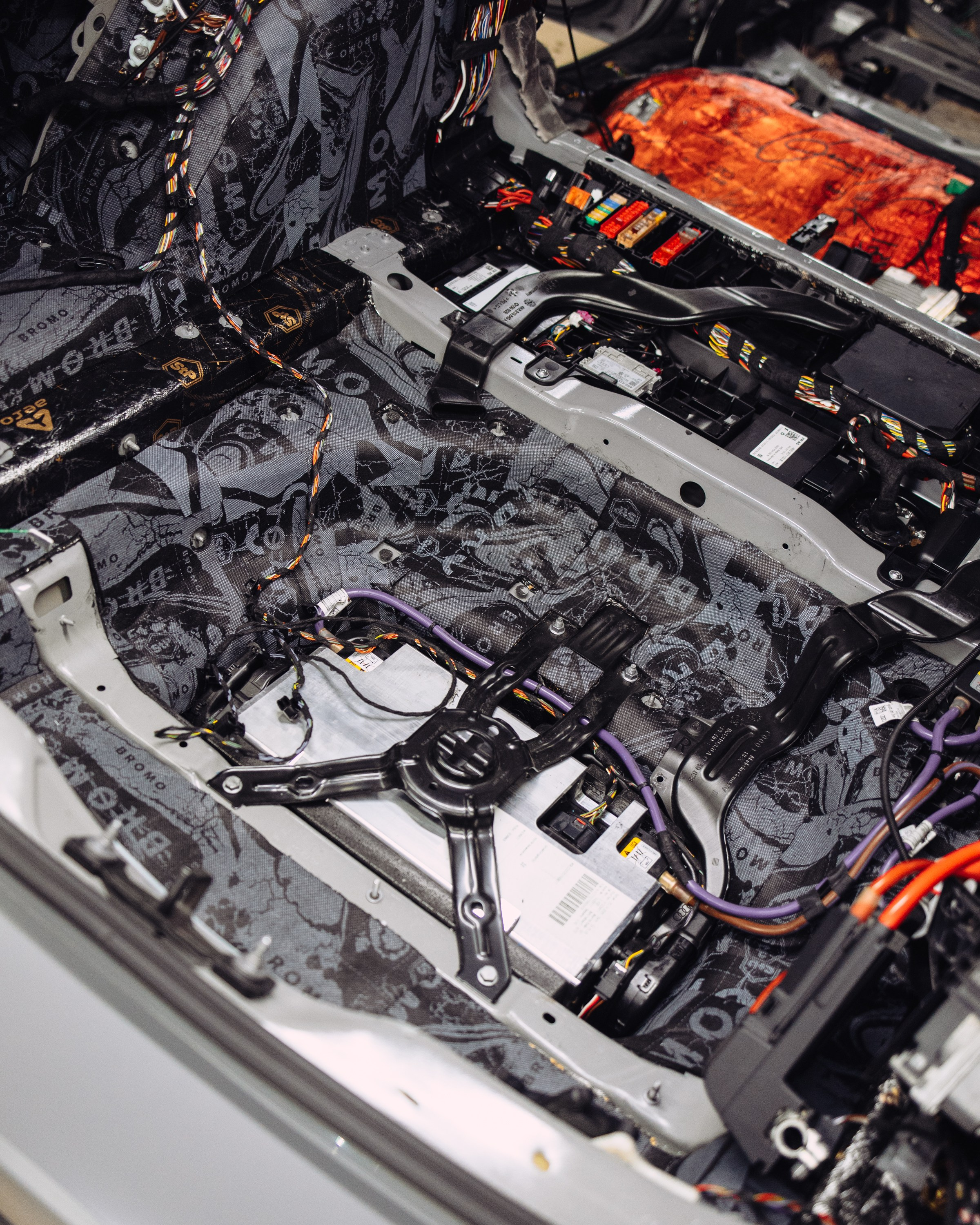 Audi RS6 снятие старой шумоизоляции и нанесение новой. DeLorein