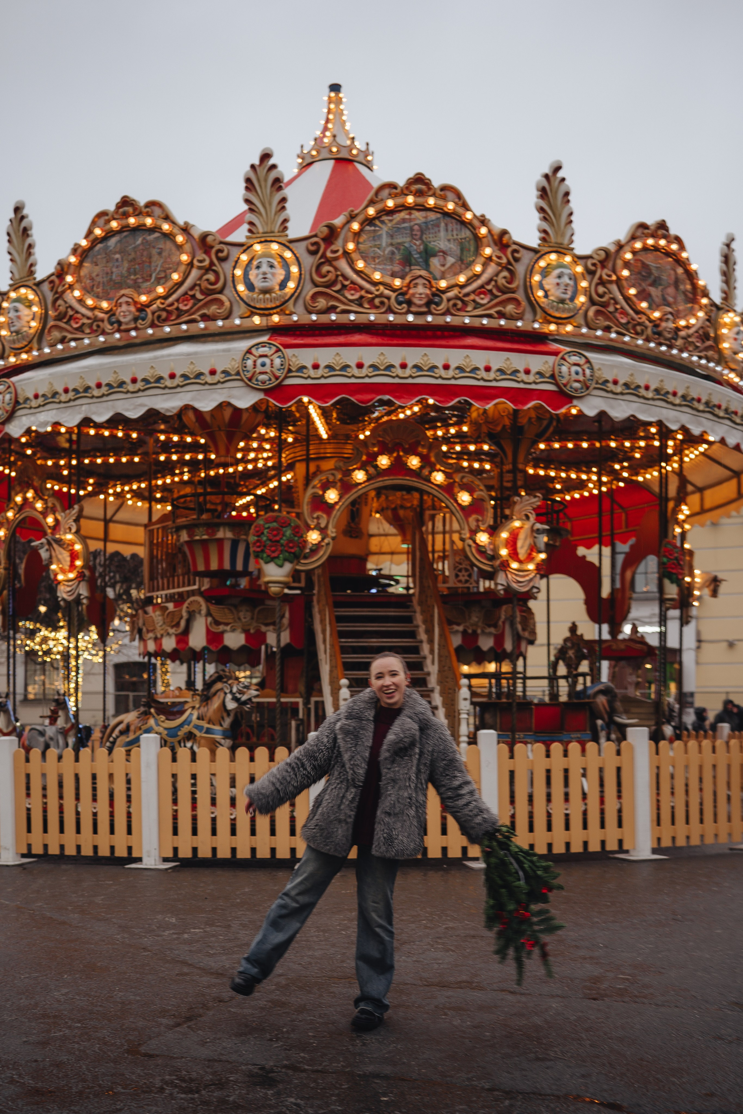 ПРОГУЛКА НА МАНЕЖНОЙ ПЛОЩАДИ ДЛЯ ДЕВУШКИ ПЕРЕД НОВЫМ ГОДОМ (НОВОГОДНЯЯ ФОТОСЕССИИЯ НА МАНЕЖНОЙ ПЛОЩАДИ). Профессиональный фотограф, Санкт-Петербург — Виктория Богомолова