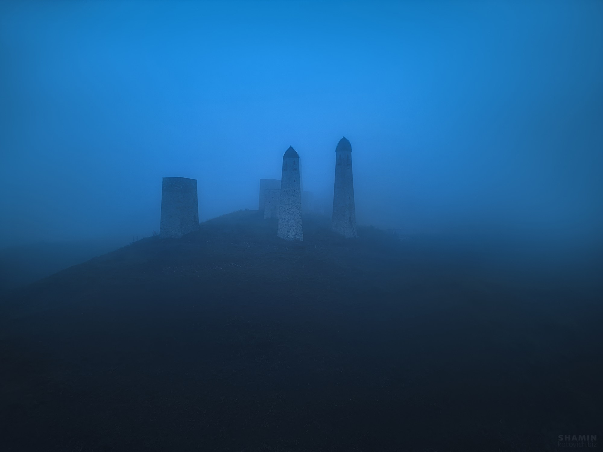 Пейзажи Ингушетии: горные хребты, башенные комплексы, долины и облака, снятые фотографом Константином Шаминым. Атмосферные кадры, передающие дух Кавказа, древнюю архитектуру и красоту природы Ингушетии. Фотограф Константин Шамин