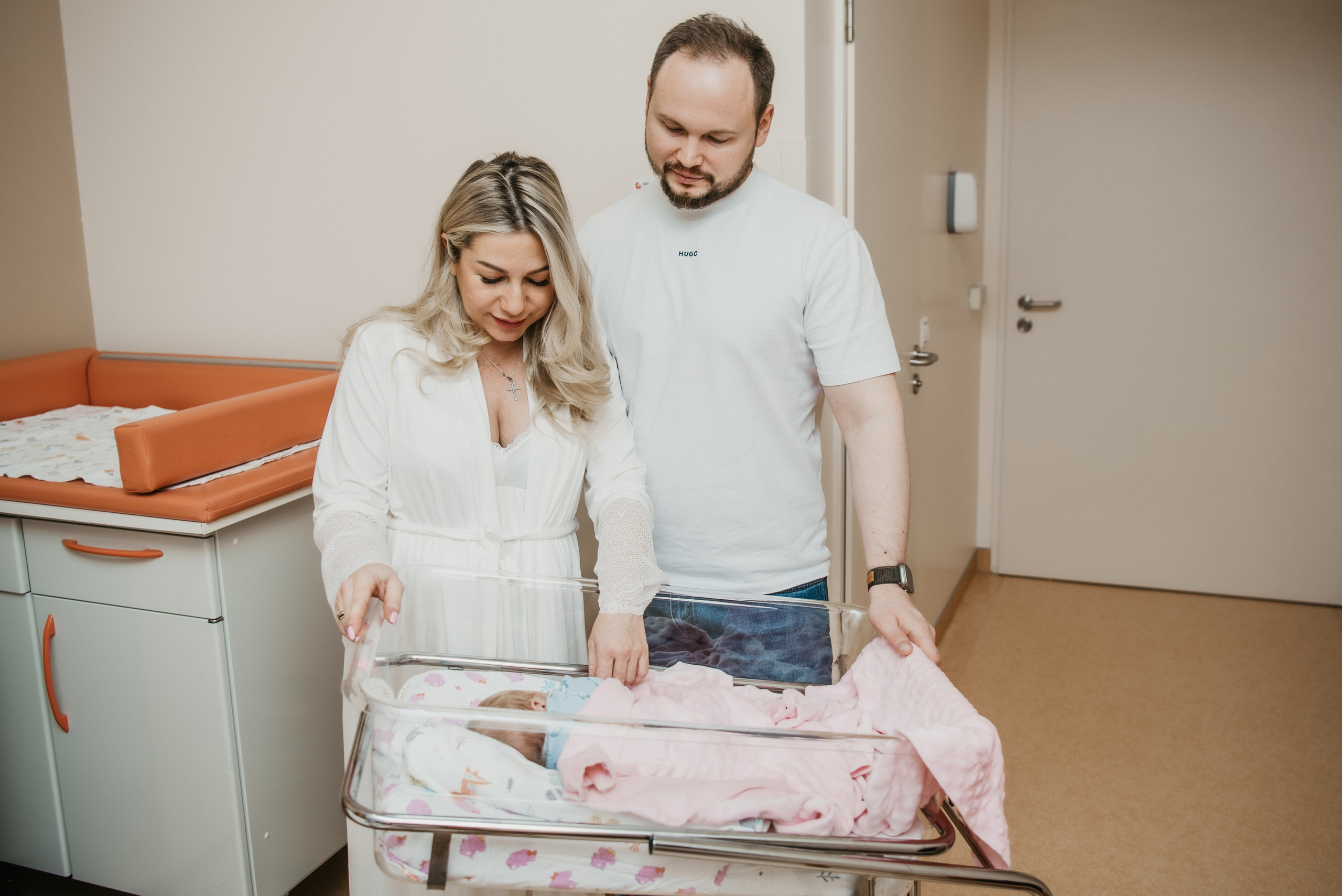 Выписка малышки. Мать и дитя на Севастопольском. Фотограф на выписку из роддома в Москве и МО