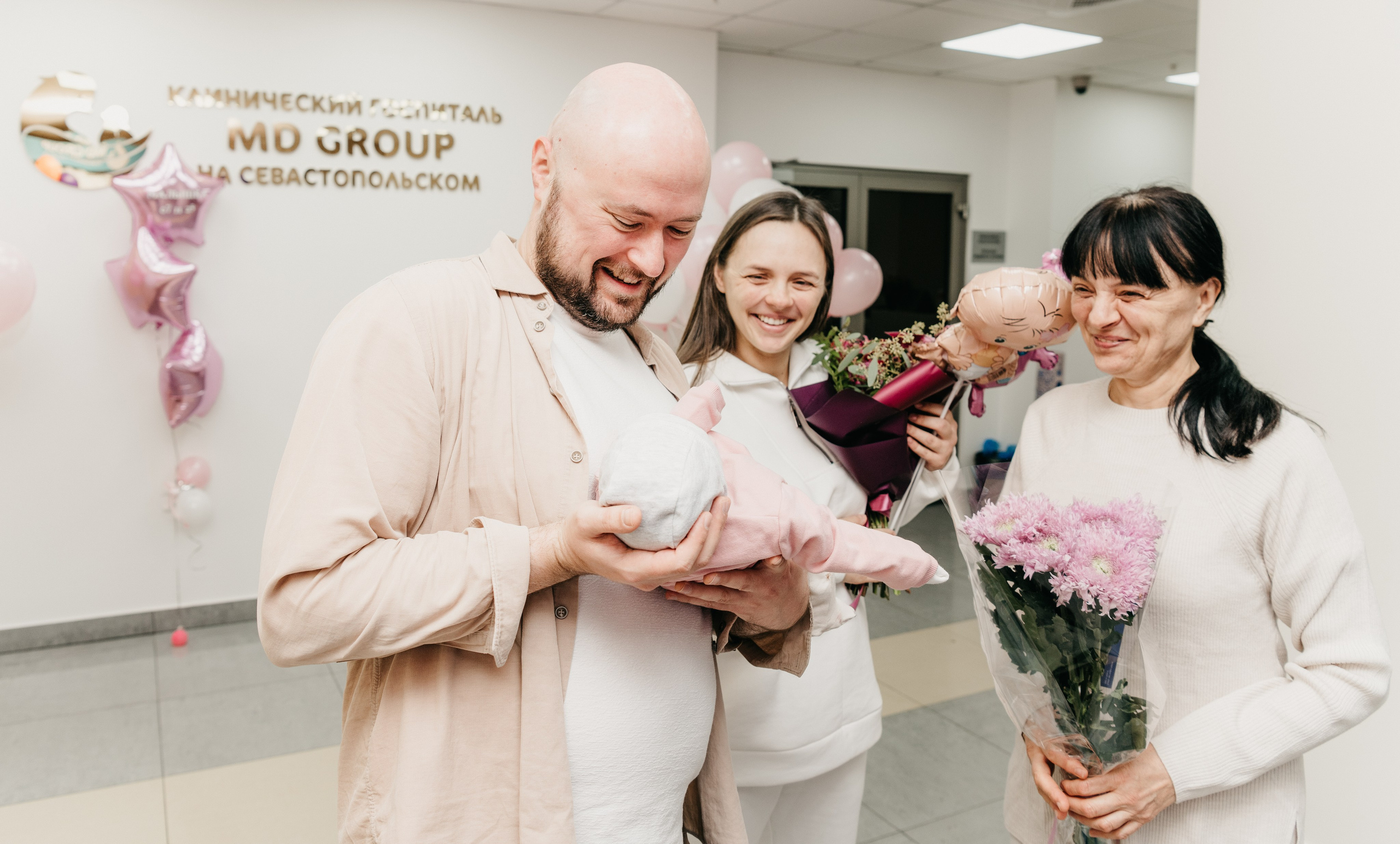 Выписка малышки. Мать и дитя на Севастопольском. Фотограф на выписку из роддома в Москве и МО