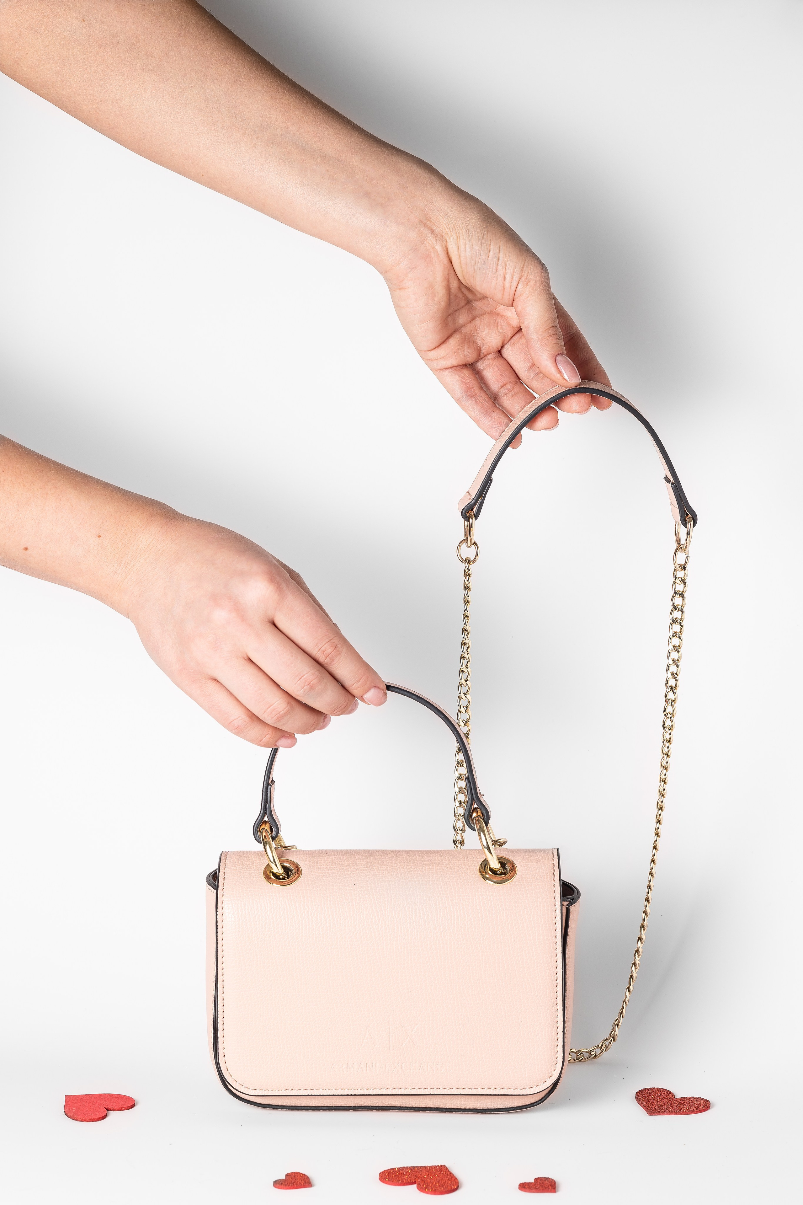 Розовая сумка на белом фоне с сердчками 