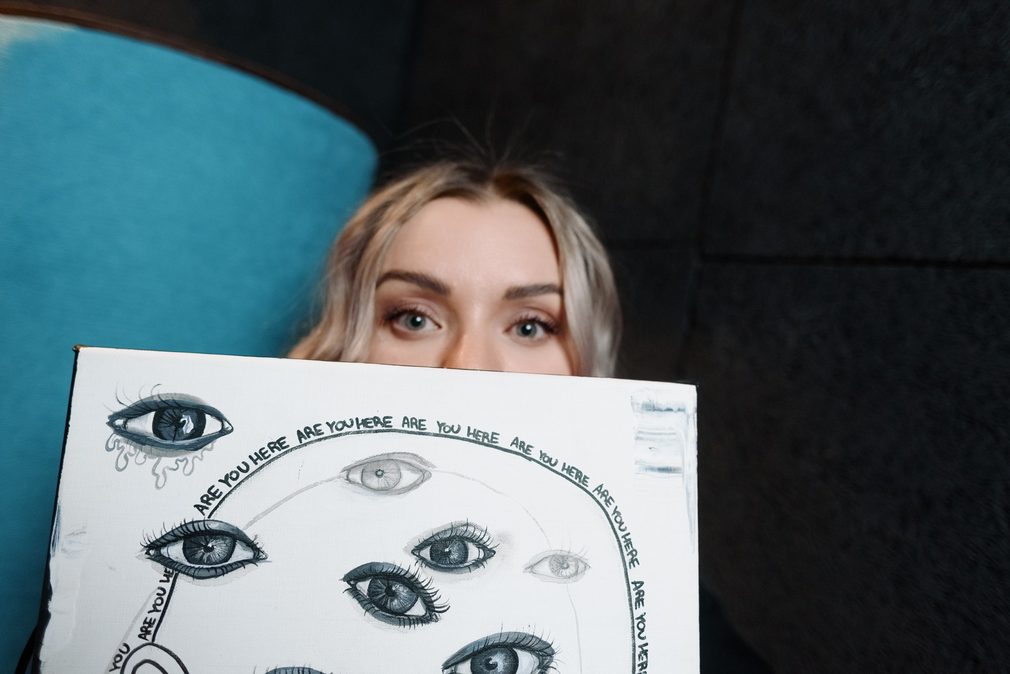 Семейная фотосессия на студии звукозаписи в Тюмени — мама и дочка. Портретный фотограф Тюмень Дарья Мустафина