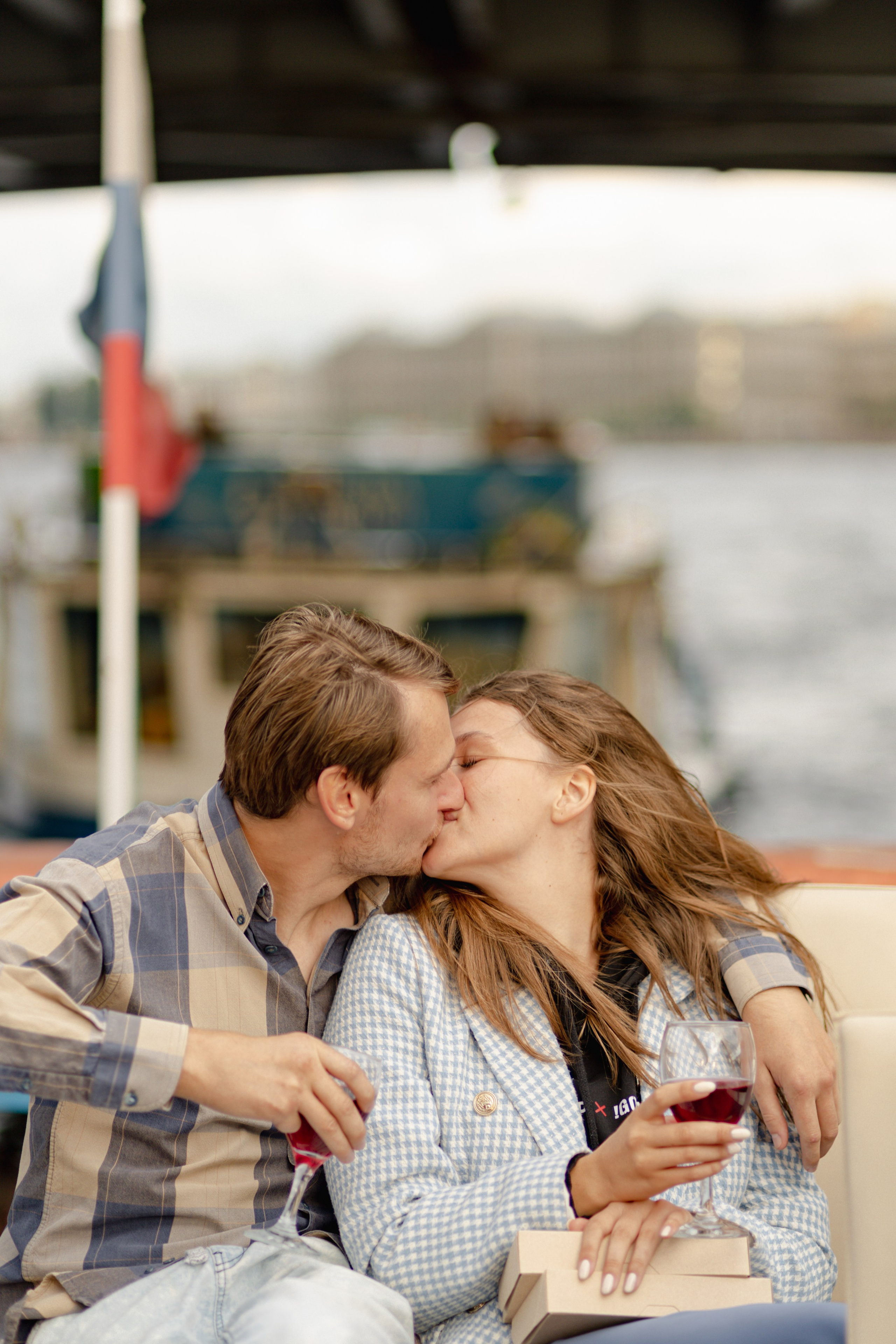 Пара целуется на корабле