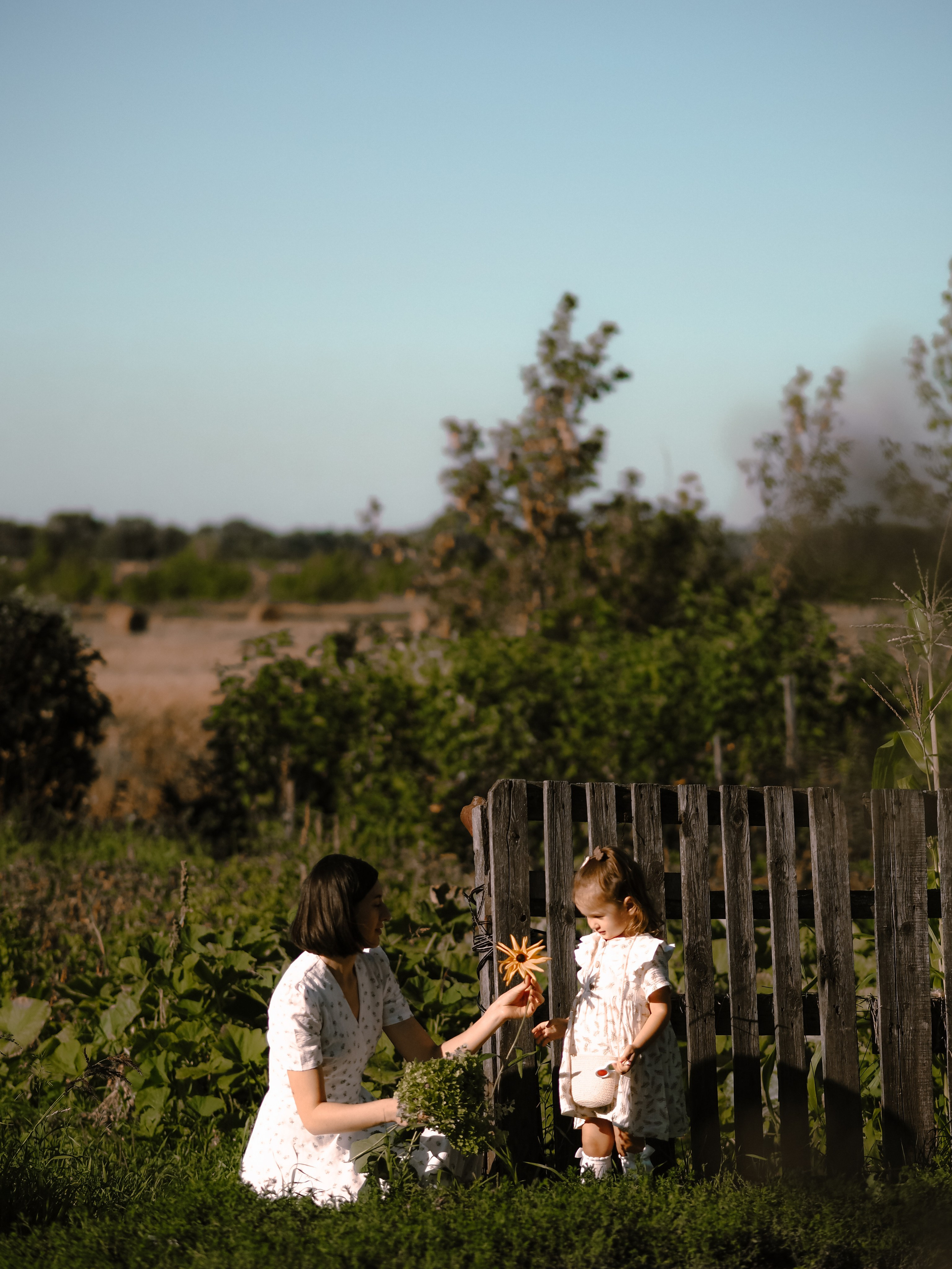 Гоняться по полю на тачке с мамой и папой. Обижаться. Смеяться. Фотограф Рязань. Семейный Свадебный фотограф