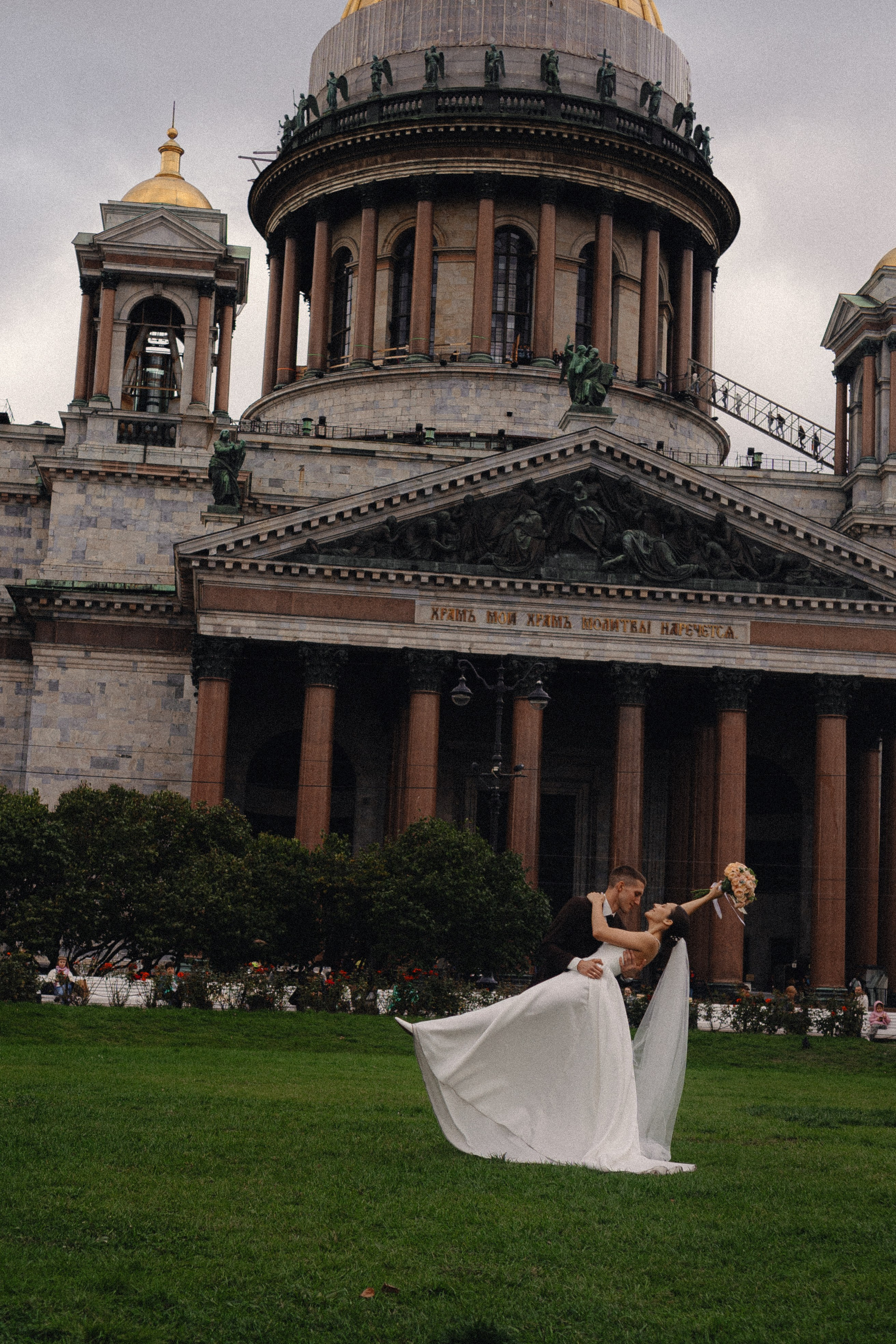 СВАДЕБНАЯ ПРОГУЛКА В САНТК-ПЕТЕРБУРГЕ (ИСАКИЕВСКИЙ СОБОР, ЗИМНЯЯ КАНАВКА, ЭРМИТАЖ И БОЛЬШАЯ МОРСКАЯ УЛИЦА). Профессиональный фотограф, Санкт-Петербург — Виктория Богомолова