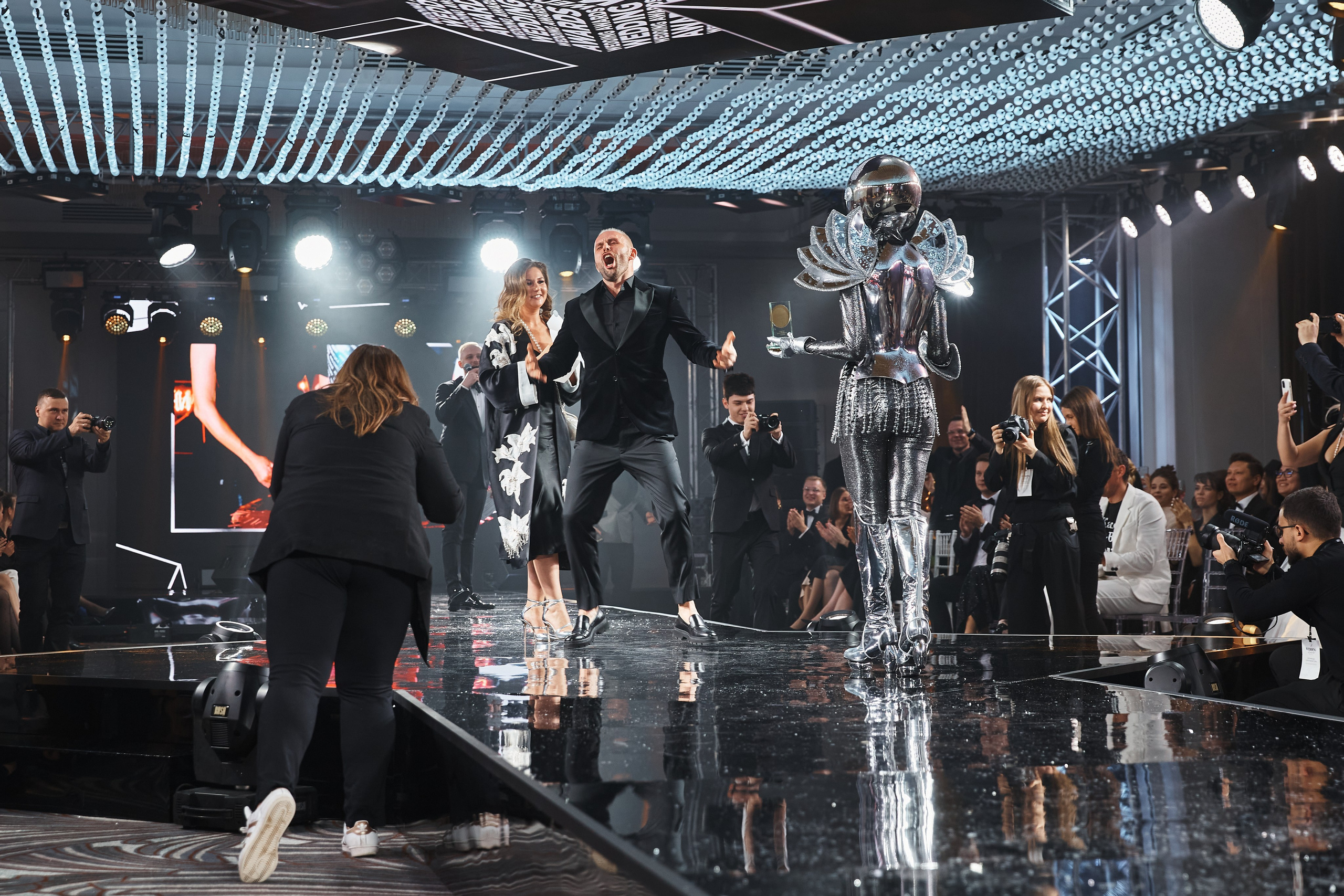 Эффектный выход победителей на сцену