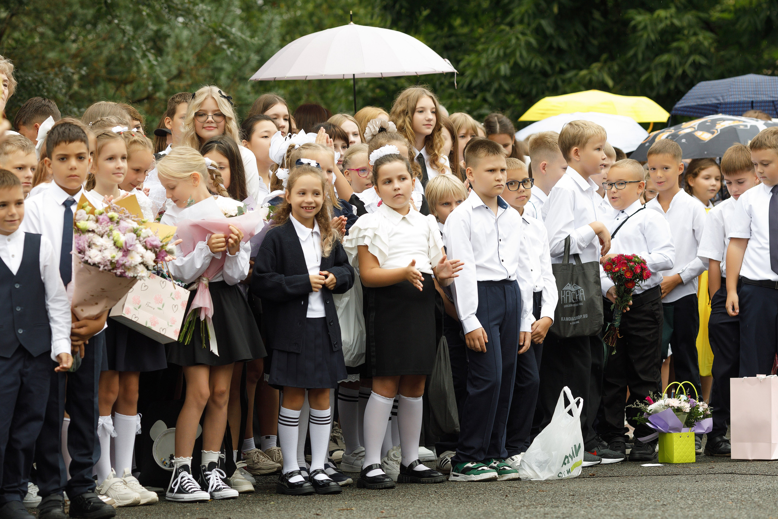Линейка 11 клас Гимназия Артём. Photoalbum-vl.ru