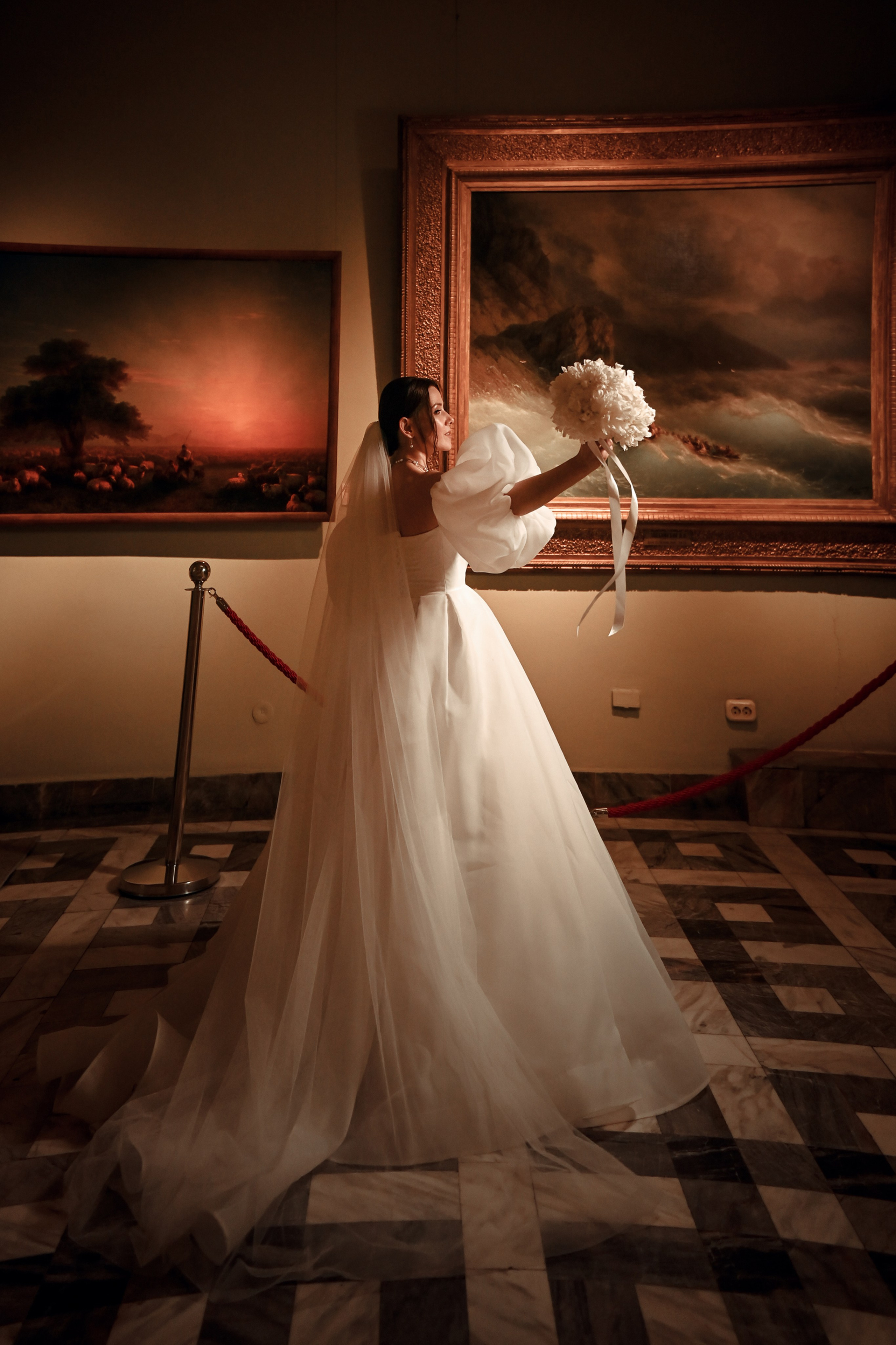 Небольшая свадебная серия в музее и прогулкой под дождем Эльмиры и Ризата. Свадебный, семейный, детский, контент фотограф в Омске Максим Ильин