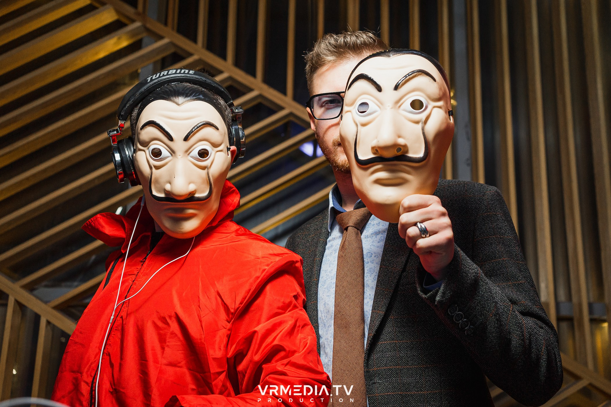 Бумажный дом в баре «Друзья»