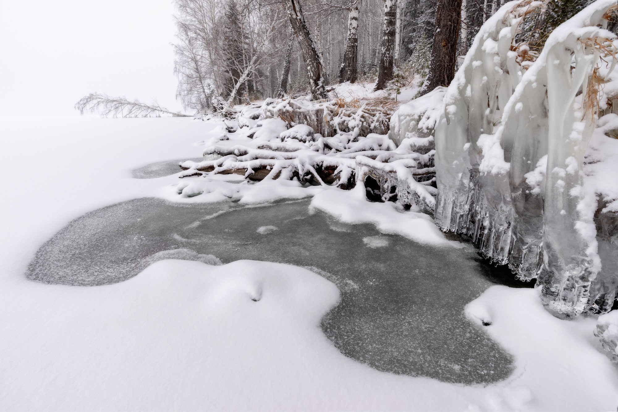 Первый тонкий лед на Черноисточинском пруду - начало зимы. 