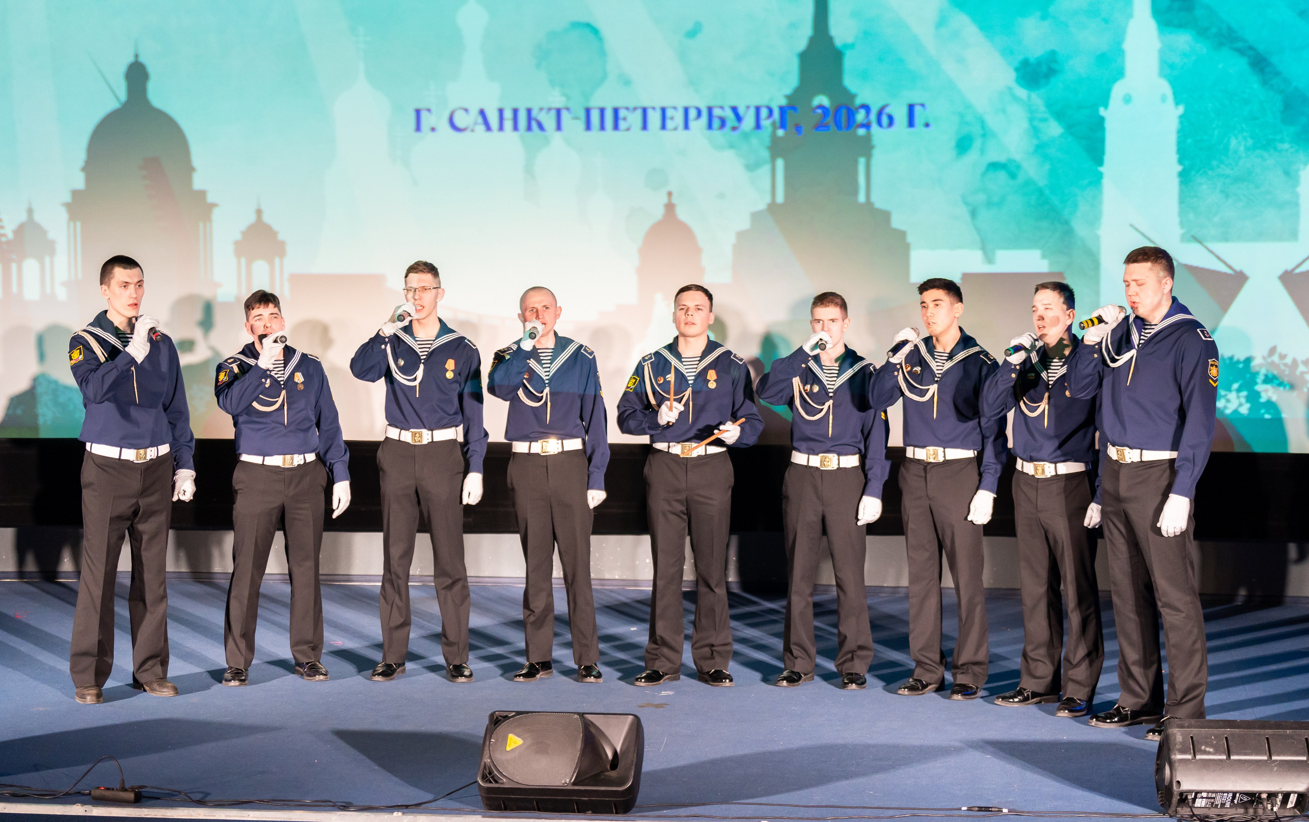 Хор юных моряков в форме выступает на сцене XII Международного фольклорного фестиваля «Сохраняем традиции». Санкт-Петербург, 2026. Фото: Мальцев Евгений.