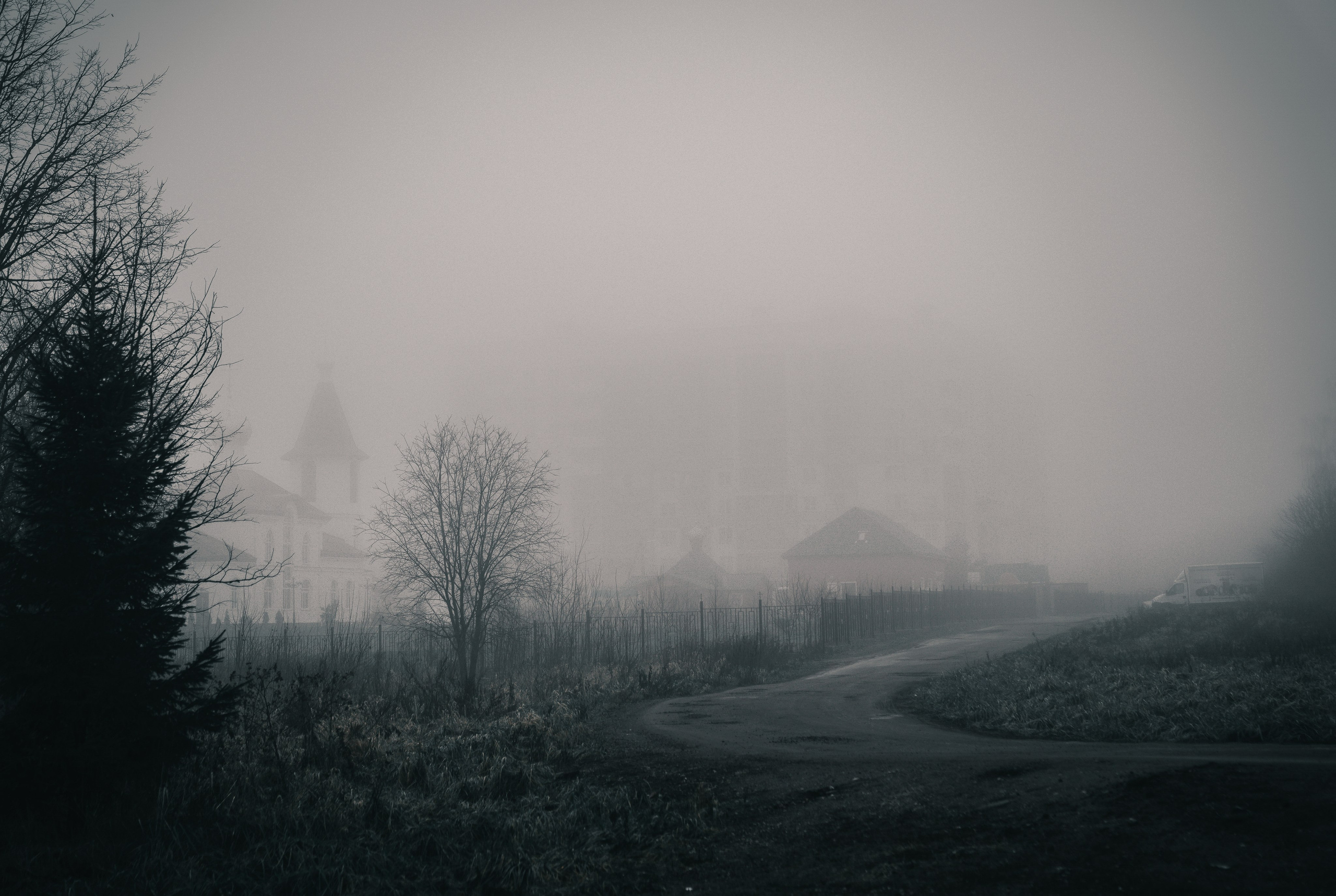 Туманная дорога мимо  храма и панельных домов в пригороде СПб, меланхоличный пейзаж петербургской окраины, street-фото Евгения Мальцева.