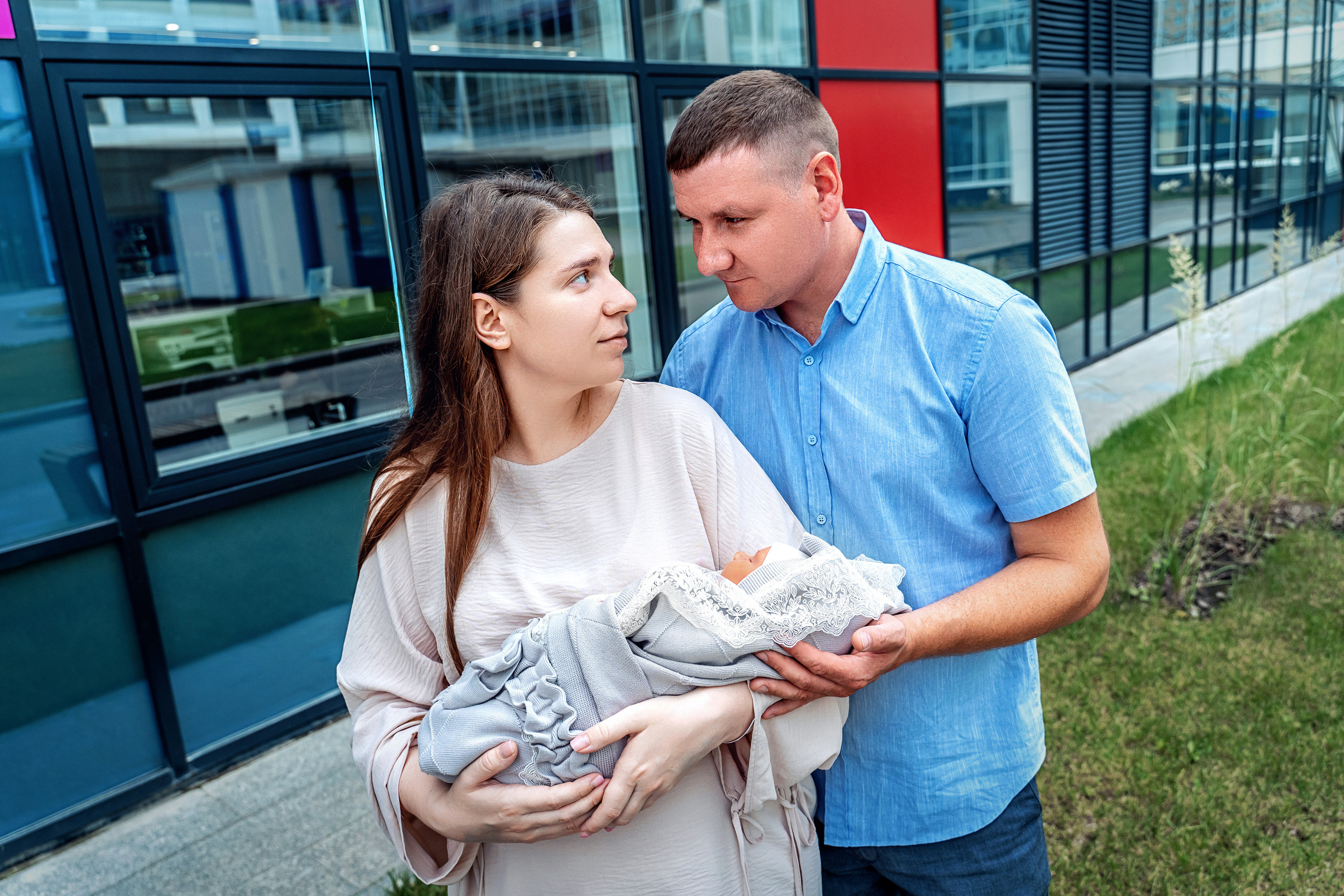 Выписка из роддома ММКЦ Коммунарка. Фотограф на выписку из роддома. Фотограф \ Видеограф на Крещение, Венчание Москва| Семейные съемки