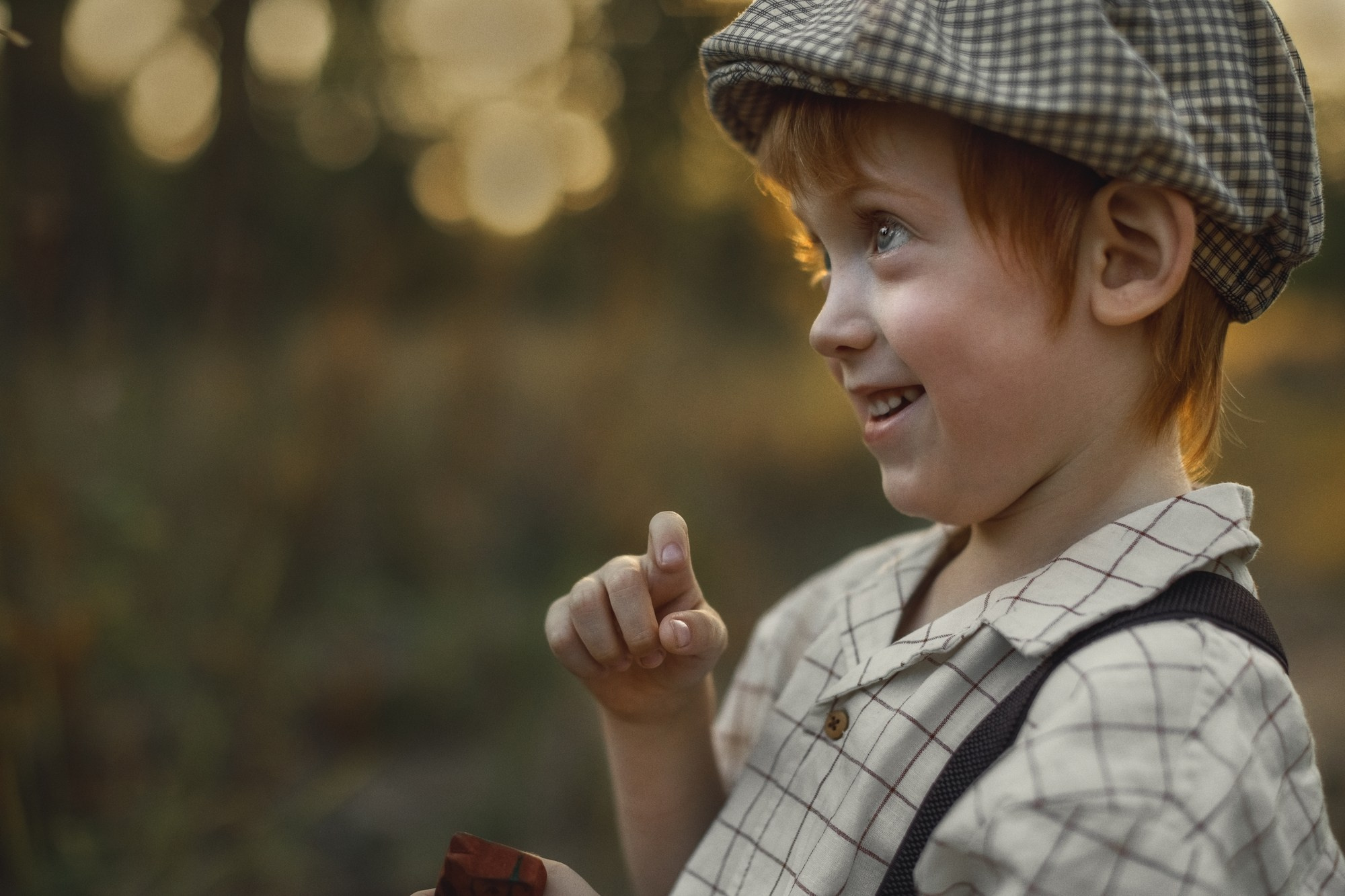 детский портрет, фото ребенка на природе, детская фотосессия, красивая детская фотография, озорной мальчик на фото