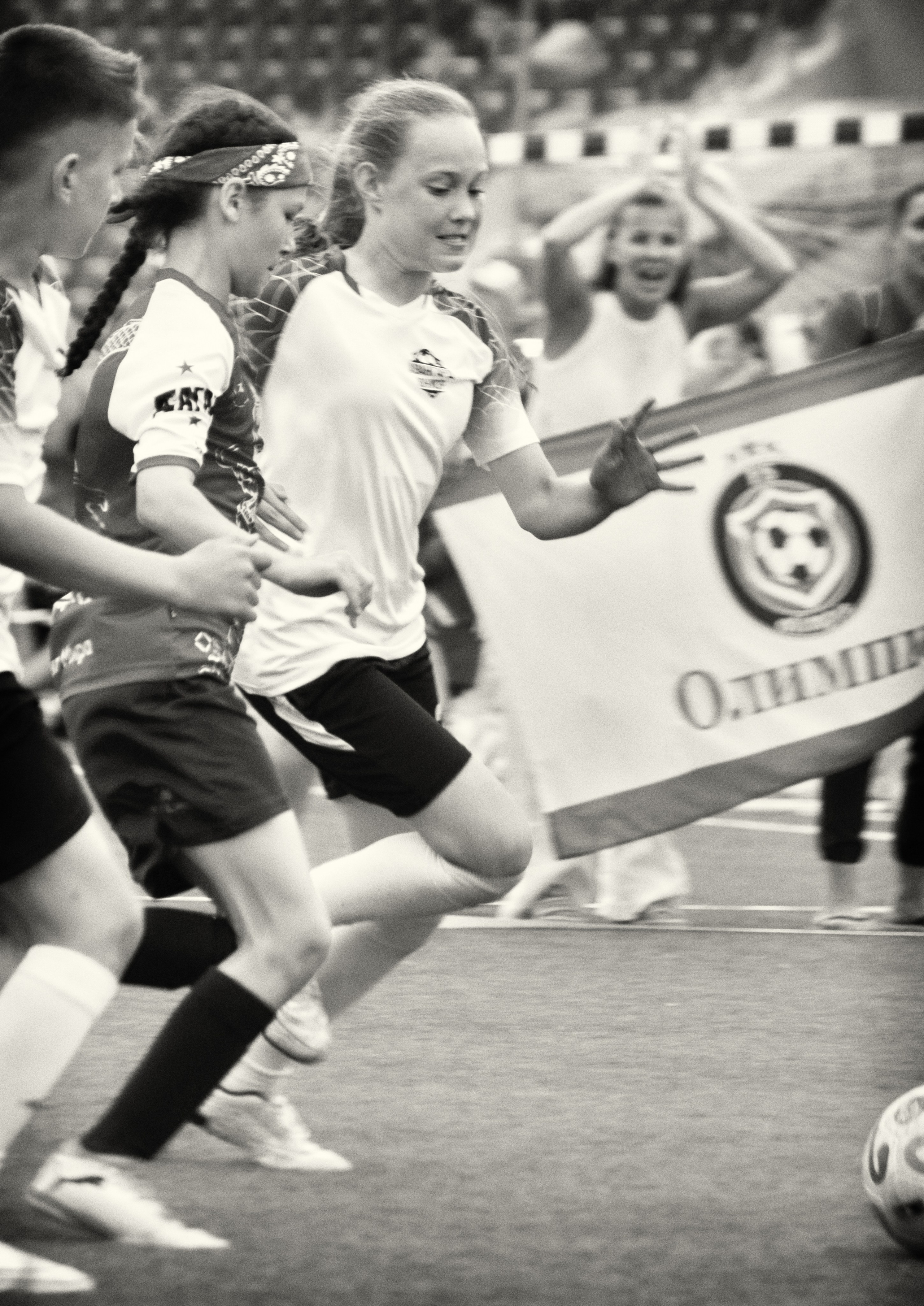 Футболисты в погоне за мячом