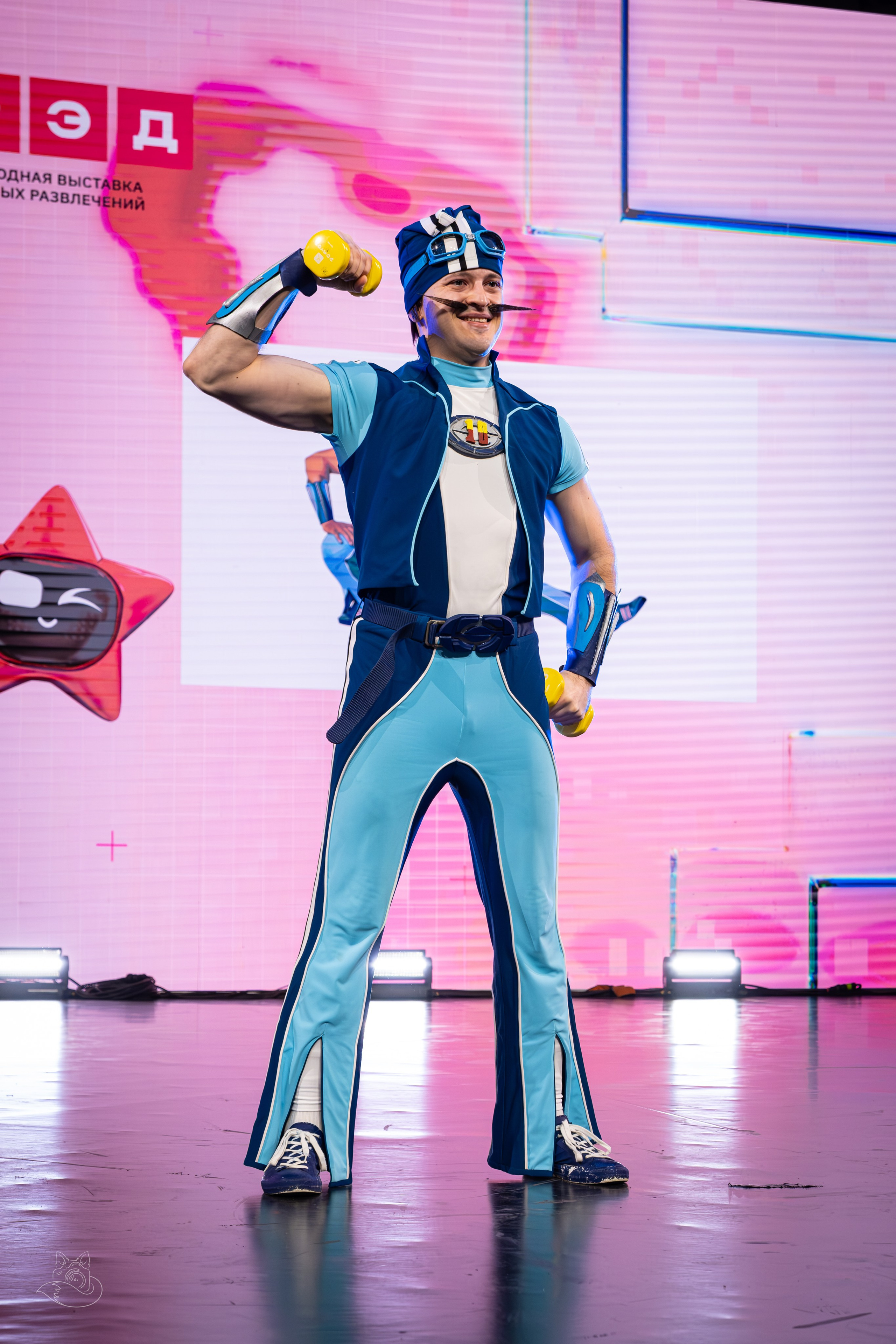 Сцена РЭД ЭКСПО 2024. Косплей фотограф