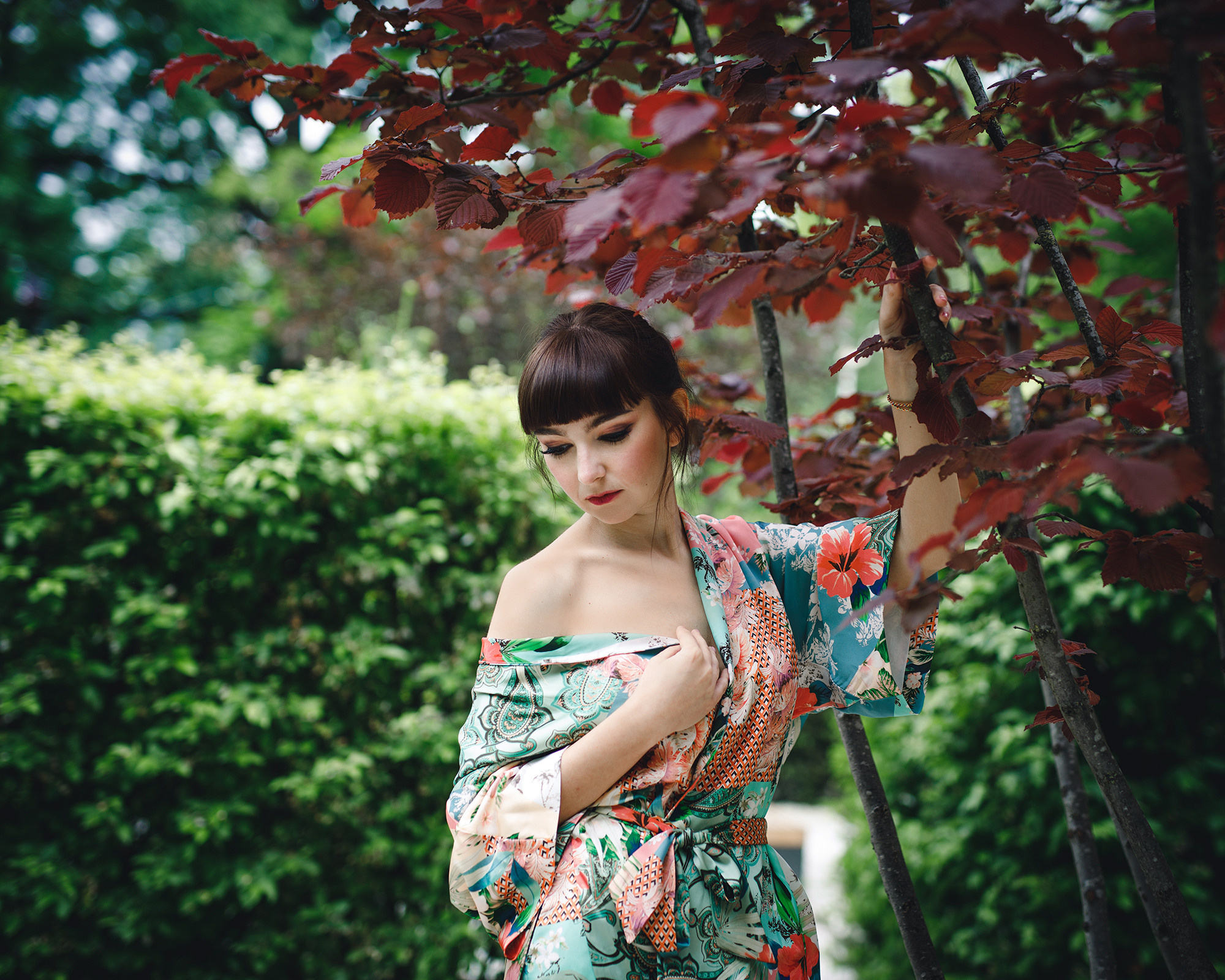 Девушка в жасминовом лабиринте в кимоно под кленом в японском стиле