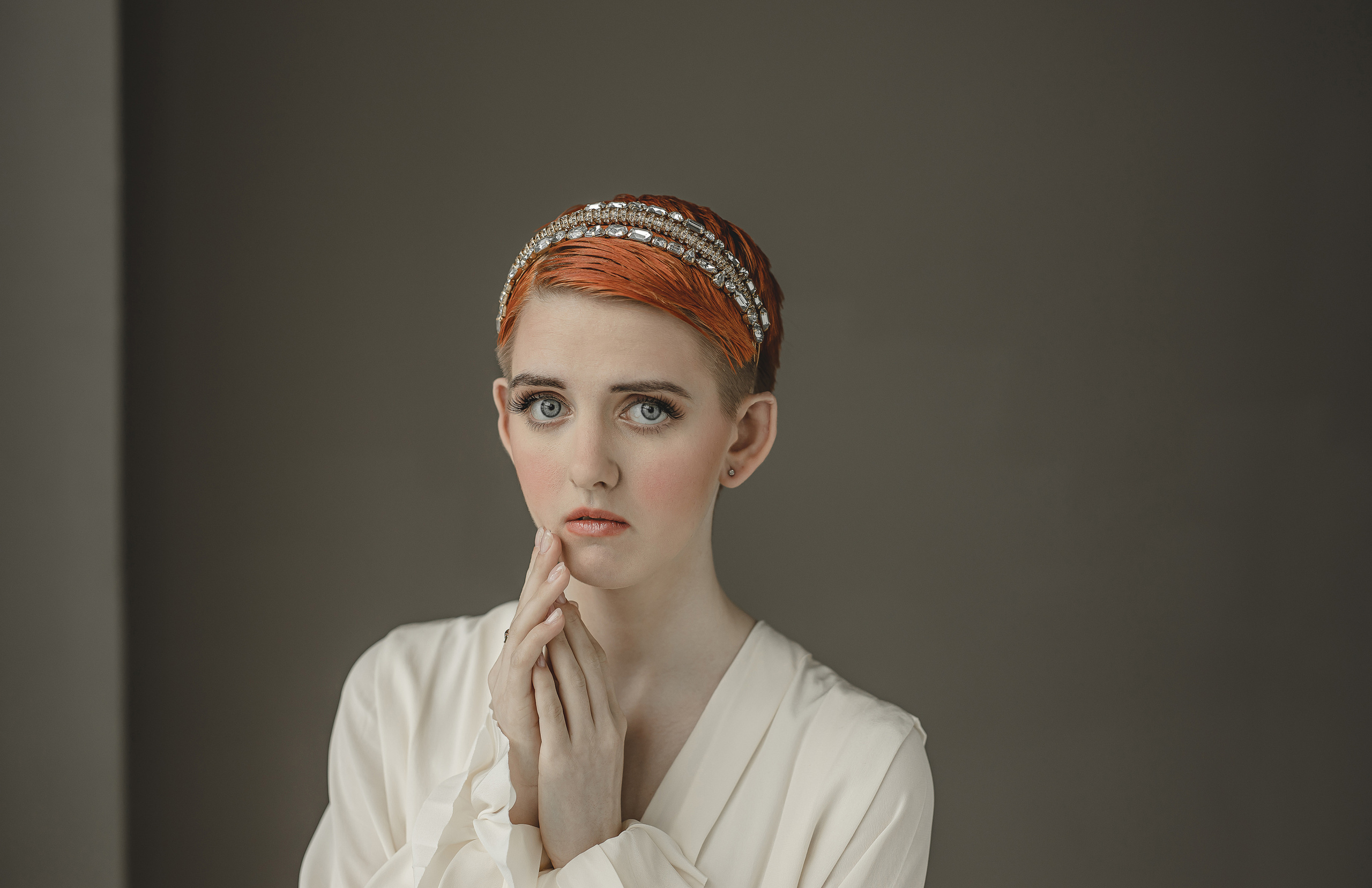 Рыжая девушка похожа на ангела в белом платье Виктории Бэкхем в студии 