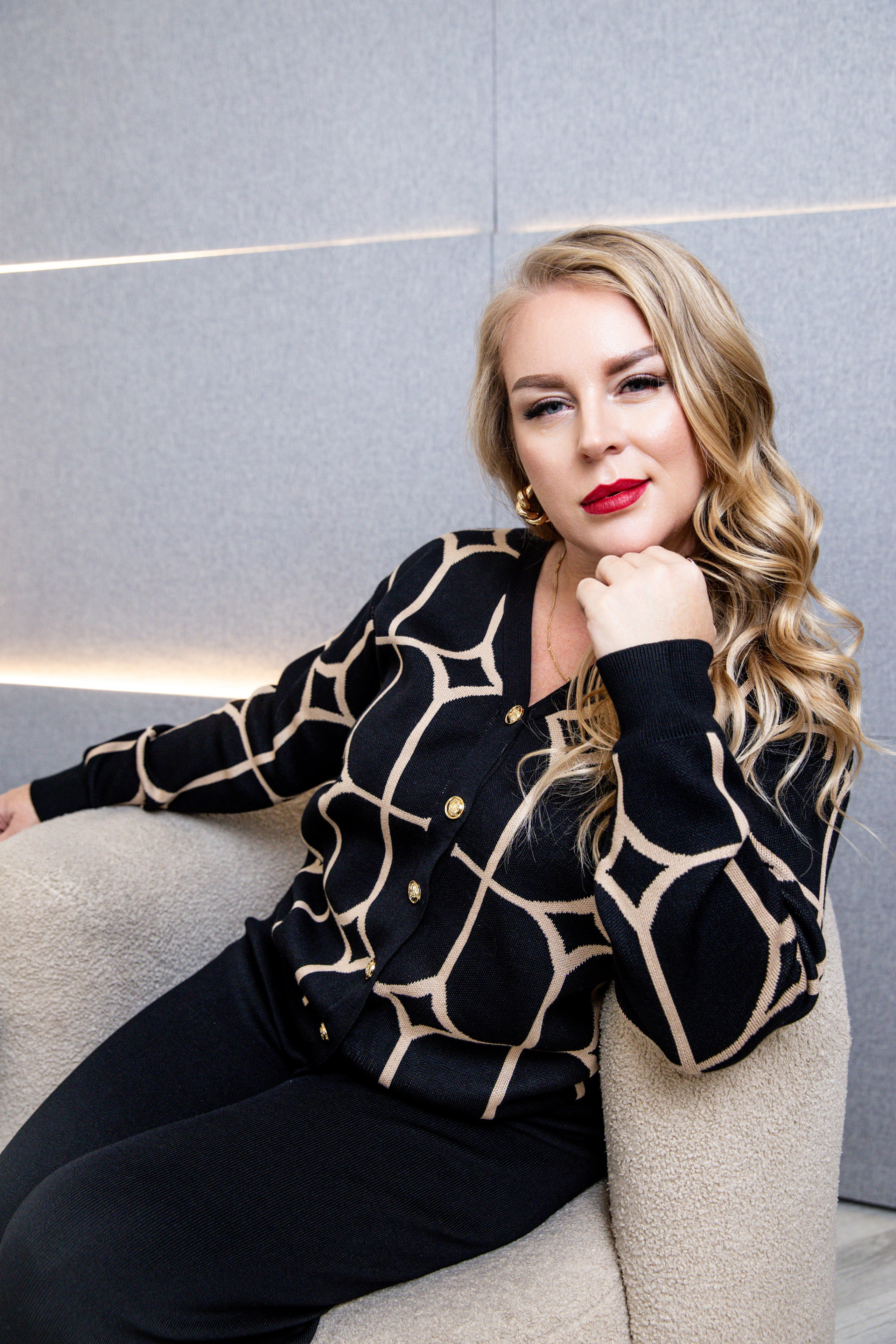 Деловая съемка для предпринимателя. Контент фотограф для экспертов в соцсетях Алена Собора Москва