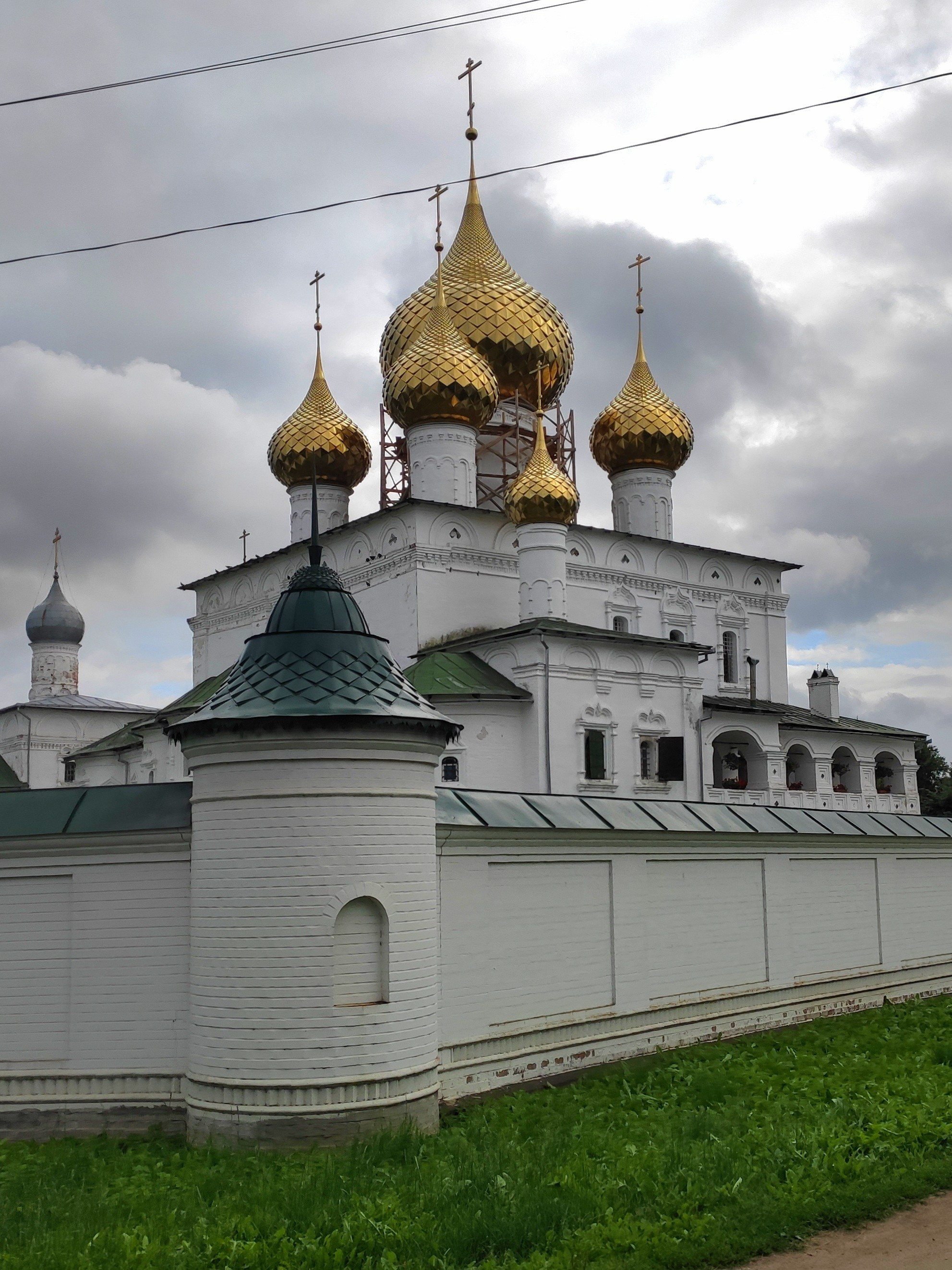 Все здания монастыря строились одновременно, они выстроены в ряд и соединены гульбищем