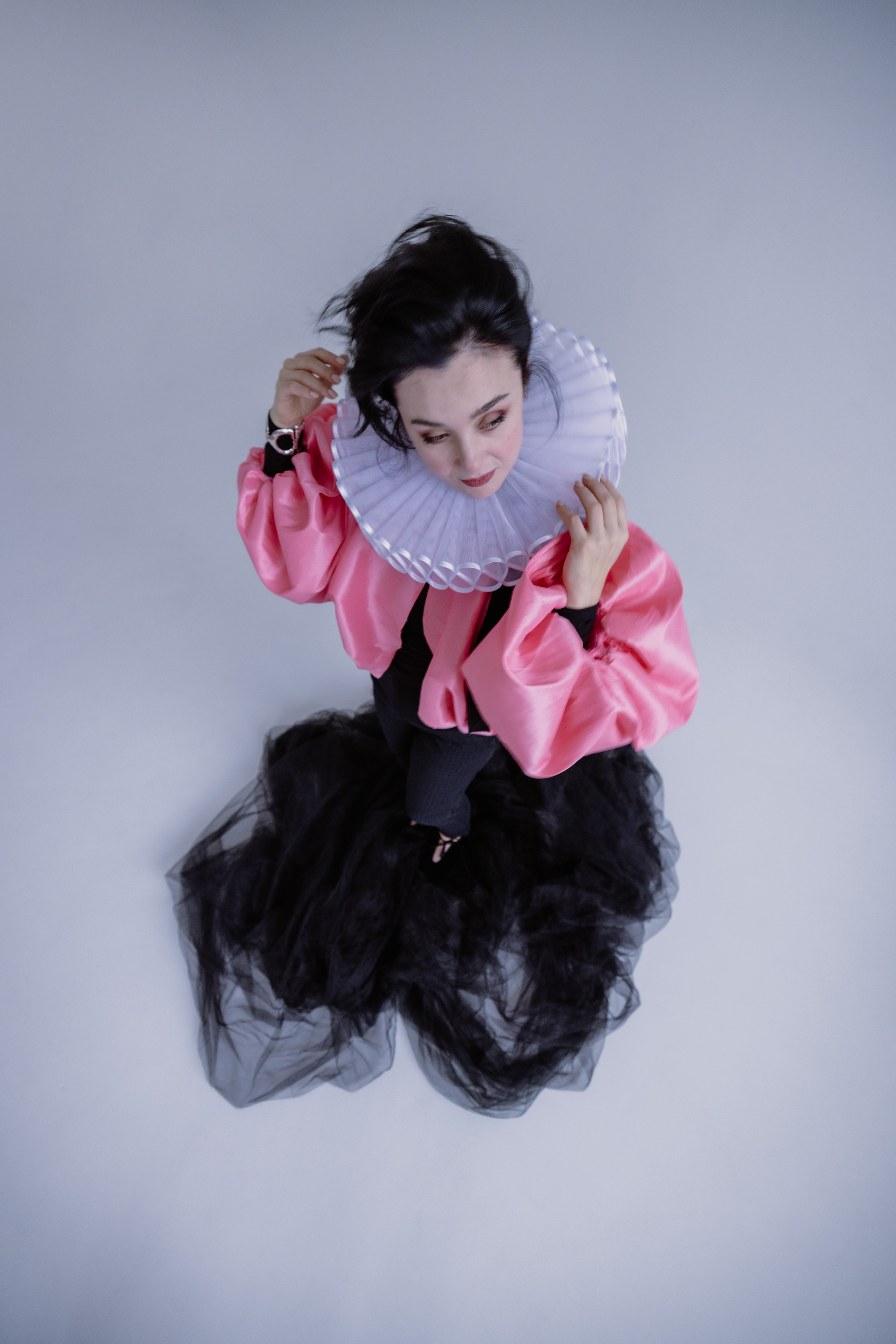 Нана Татишвили, девушка на красном фоне, образ арлекин