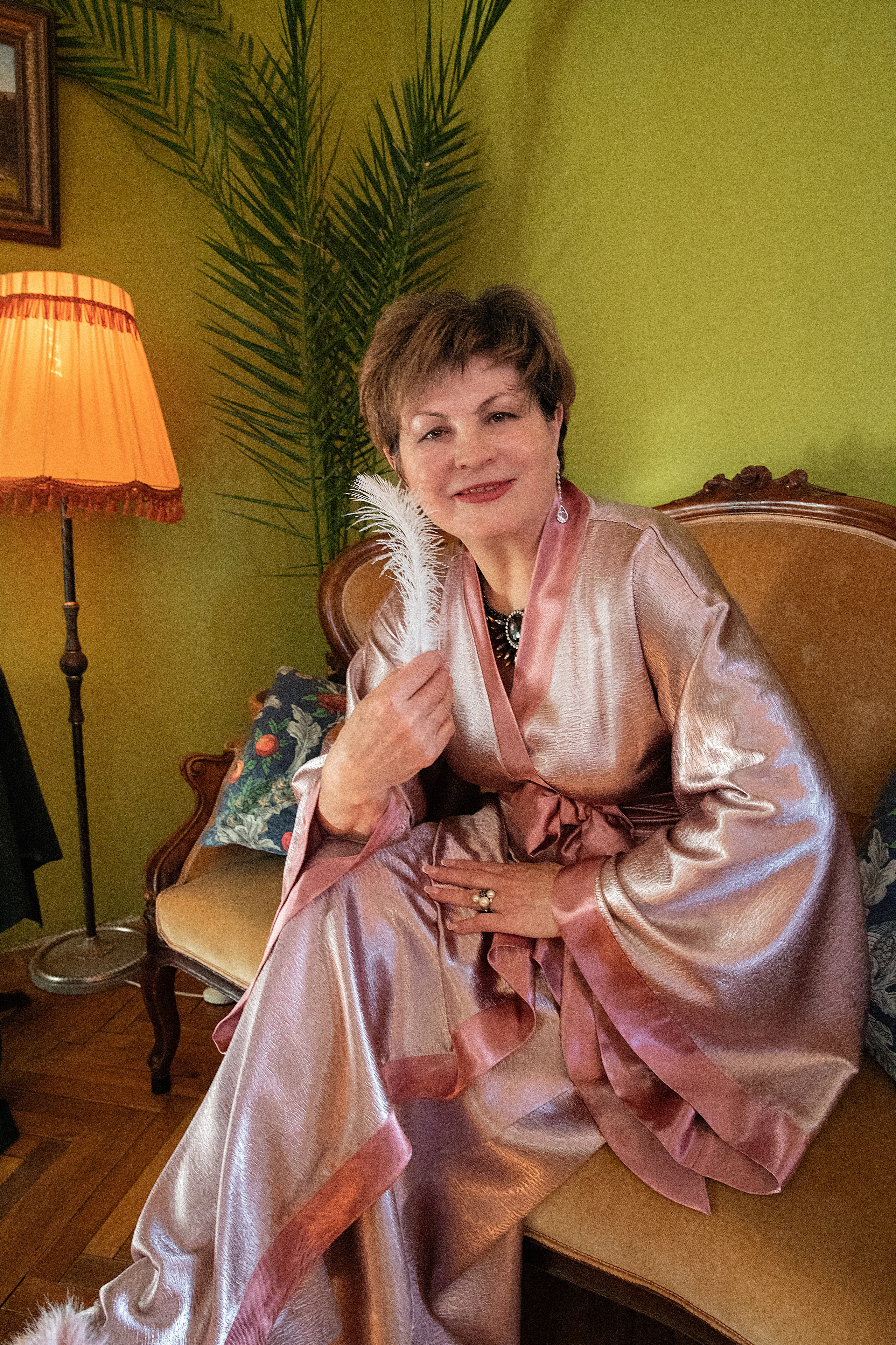 Стильный портрет зрелой женщины в волшебном пеньюаре, запечатленный в атмосфере старинного интерьера, вдохновляющий на восхищение мудростью и элегантностью