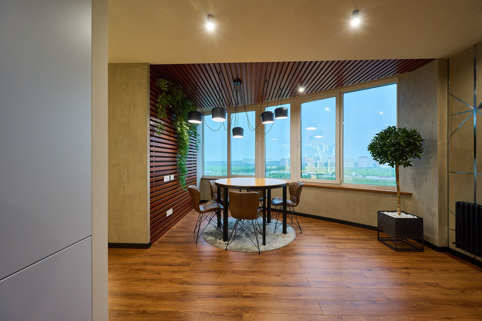 балкон панорамные окна деревянный стол темный цвет 