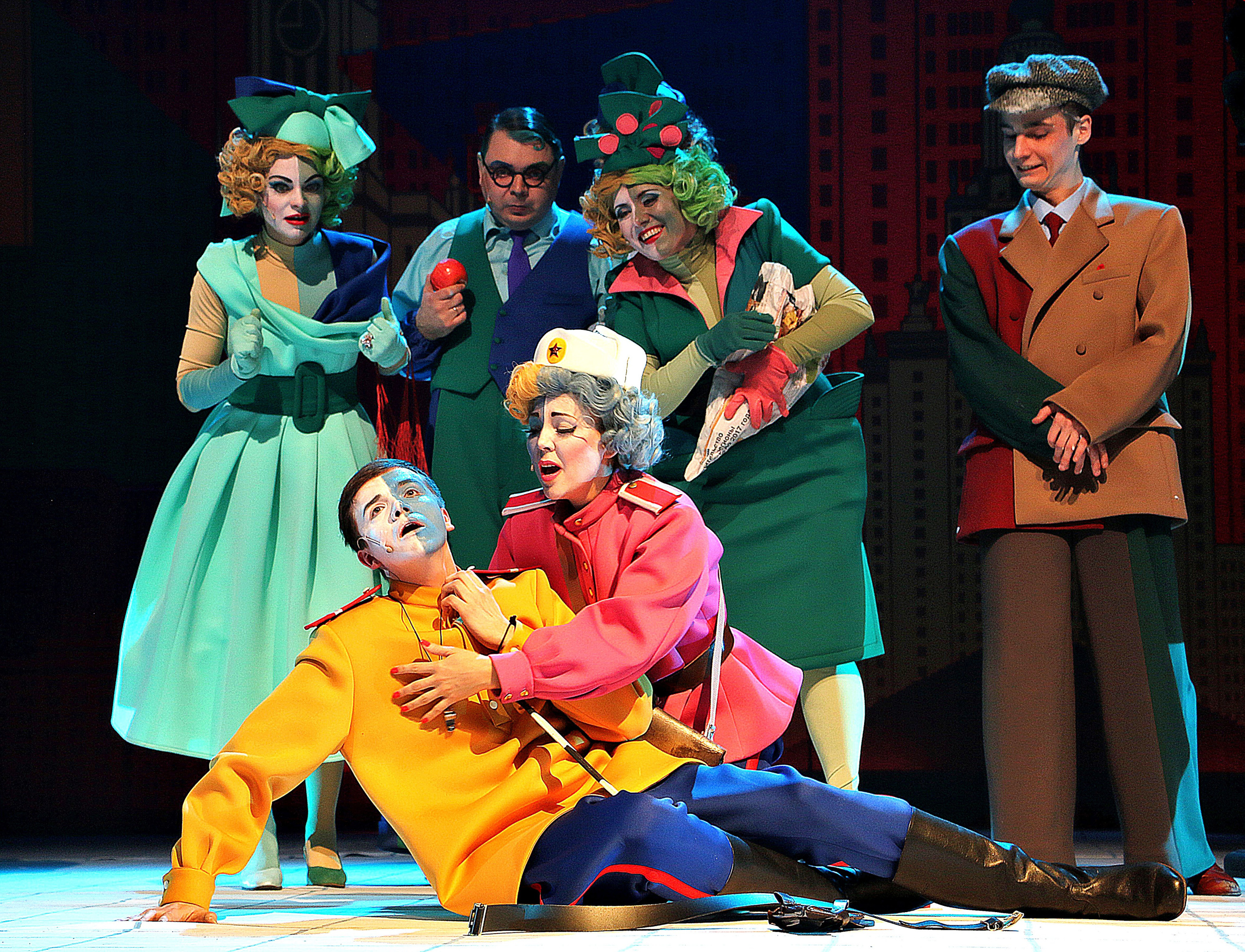 Актеры на сцене театра в конце спектакля