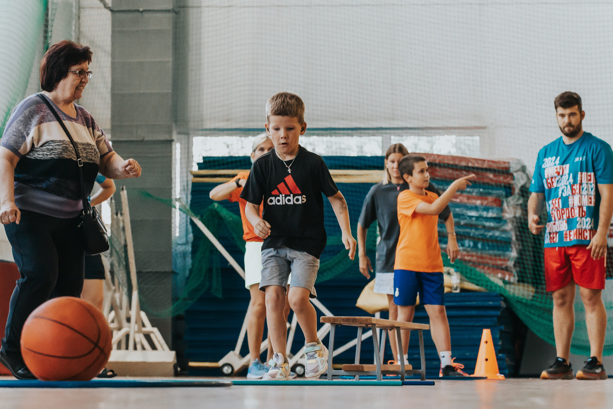 Репортажная спортивная съемка г. Королев стадион Металлист «папа, мама, я — спортивная семья». Юлия Егорова | Свадебный фотограф, семейный фотограф Москва, МО • Портреты • репортажи • день рождения • Love Story • дети