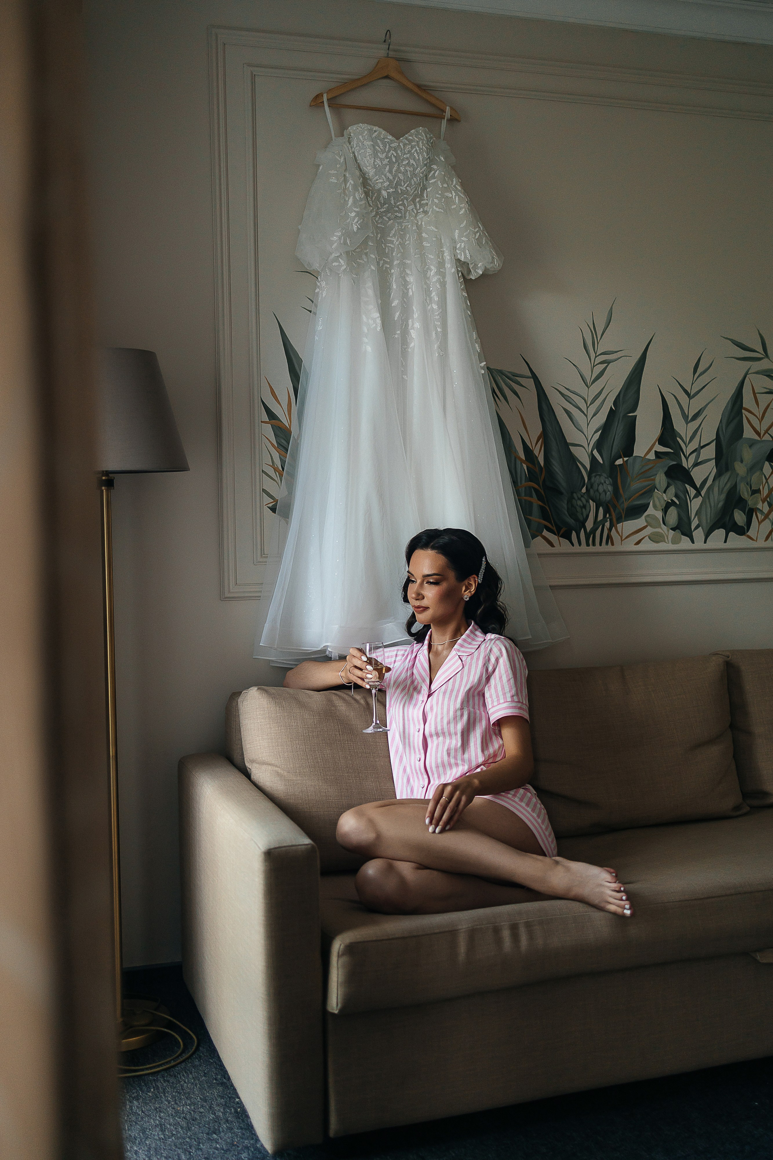 Волшебное утро невесты в номере отеля. Олег Сверчков | Свадебный фотограф Вологда