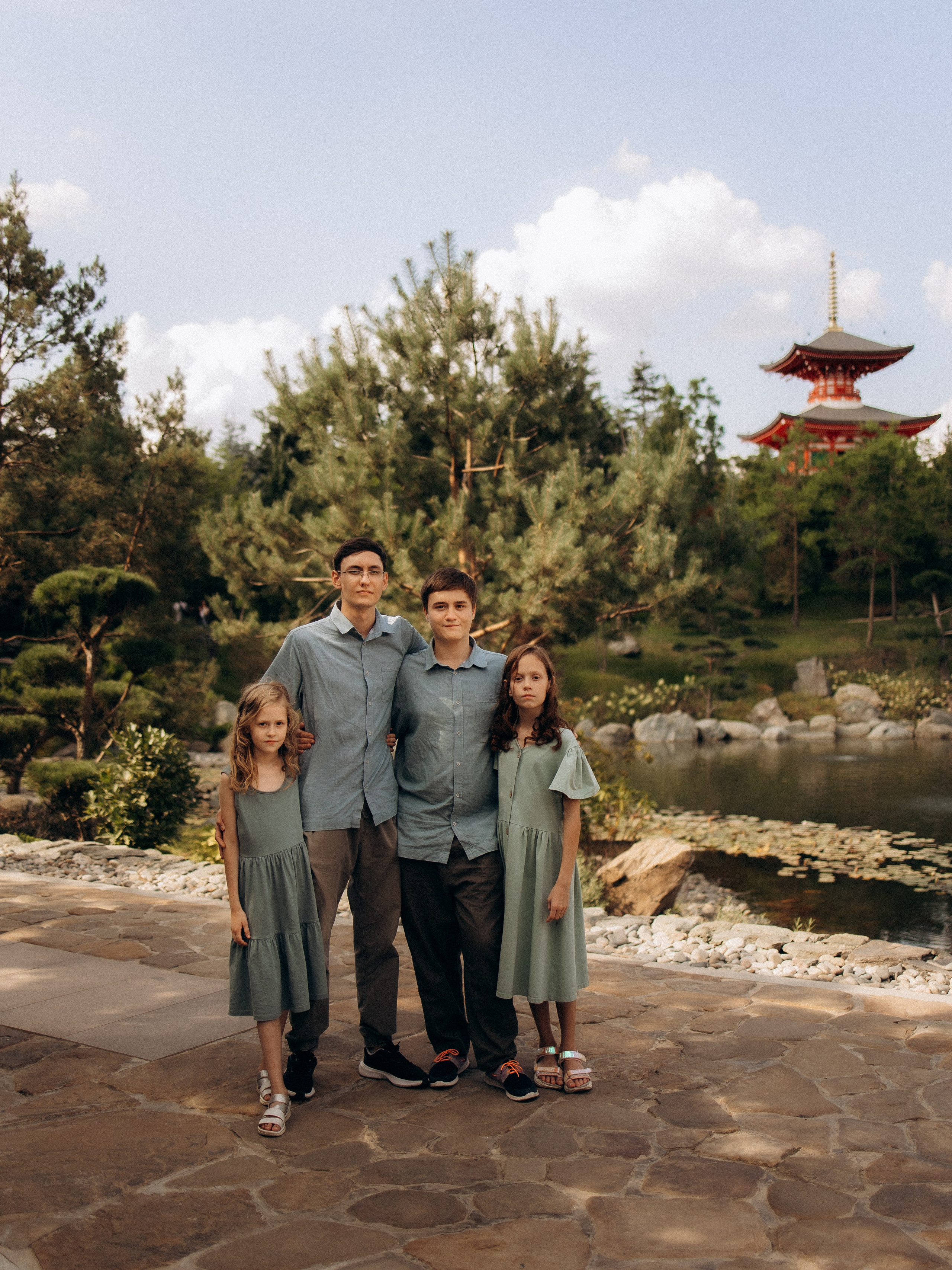 Семья в японском саду. Семейный фотограф в Краснодаре Храмова Анна