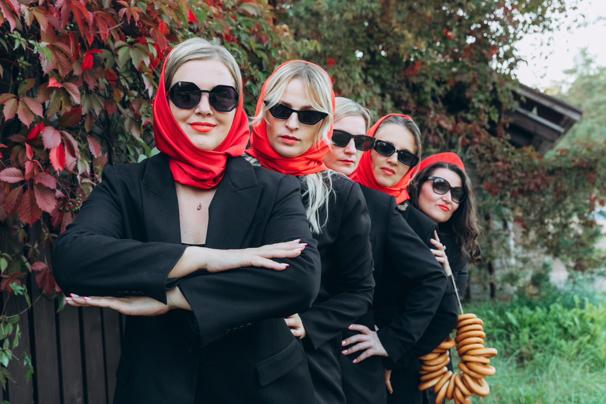 фотограф СПб девичник спб фотопрогулка фотопрогулка спб вежновец светлана фотосессия девичника фотограф питер фотограф санкт-петербург фотосессия в красных колготках