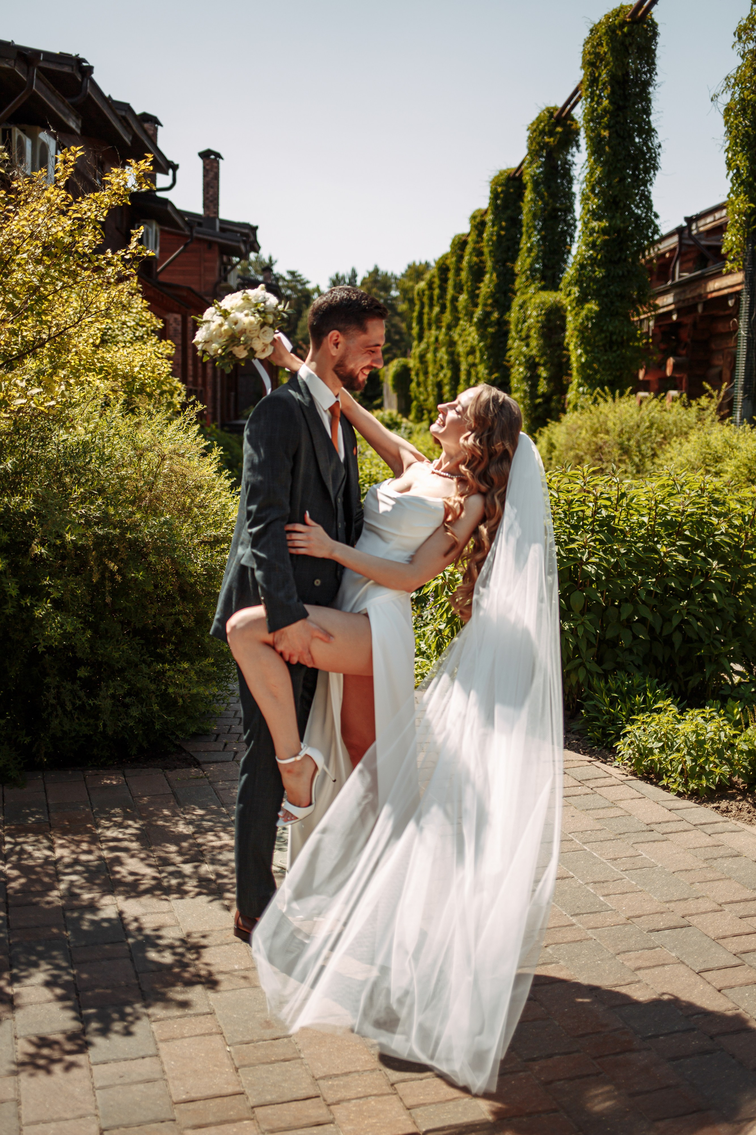 Свадебная фотосессия с кабриолетом и в загородном клубе Artiland. Свадебный фотограф Москва и МО Сергей Киржаев