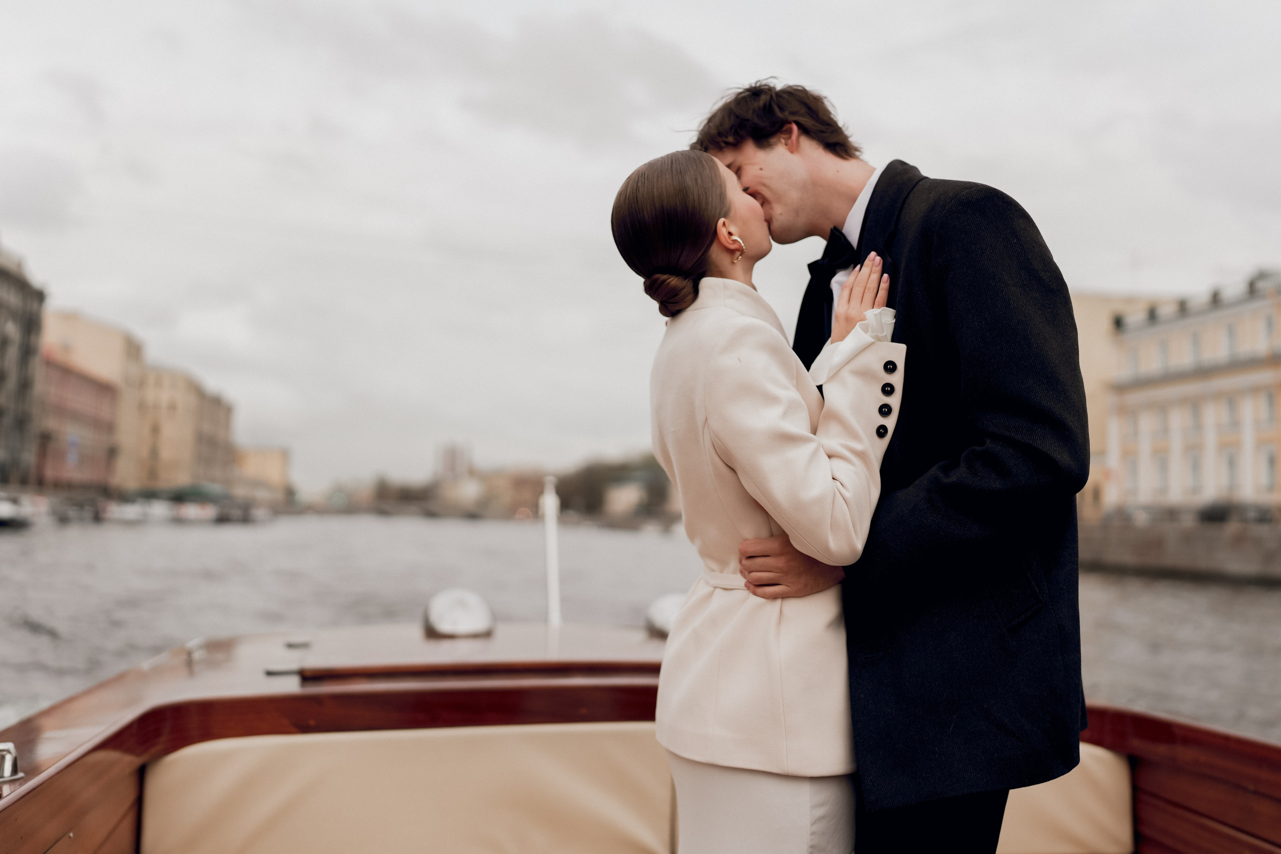 Свадебная фотосессия на катере в Питере