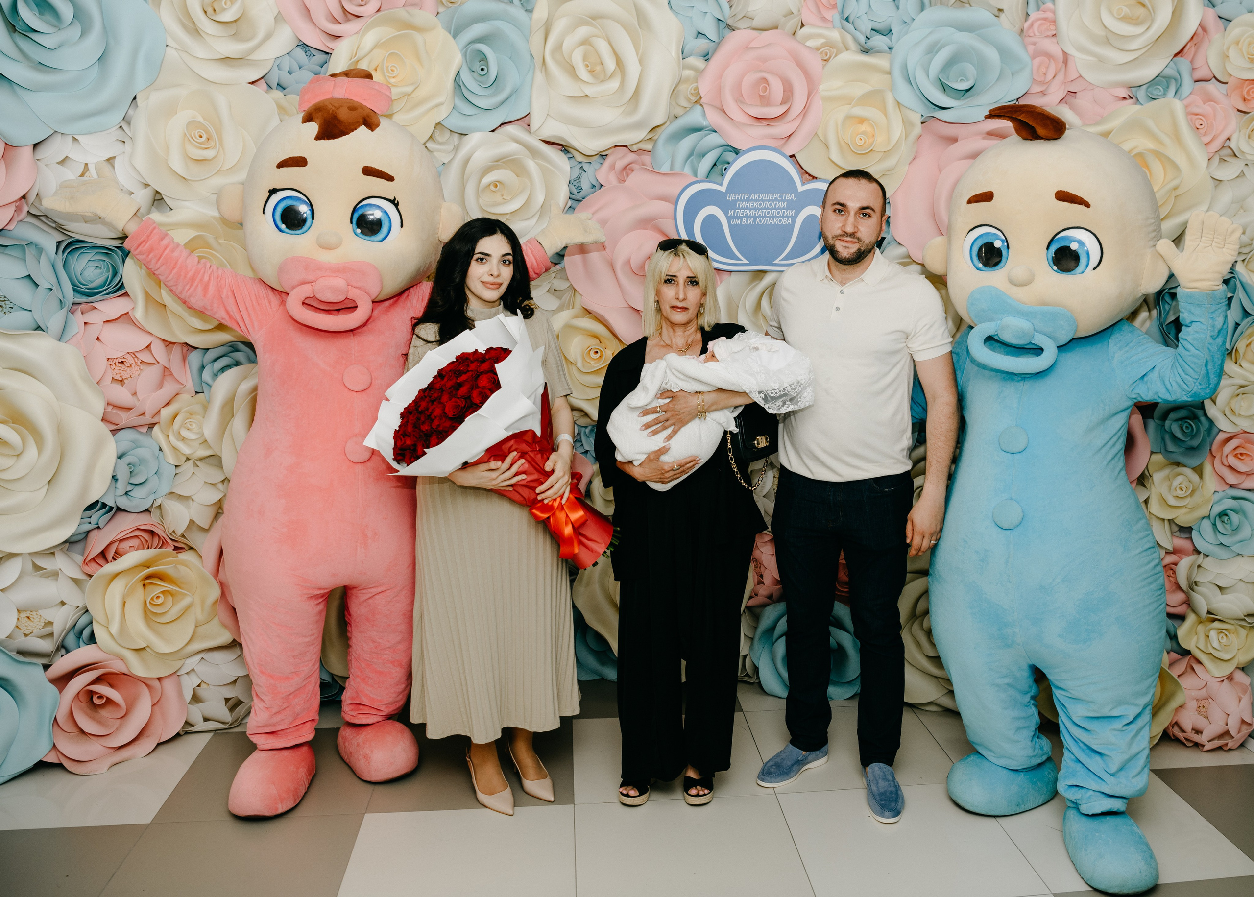 Выписка Амелии в ФГБУ Кулакова. Фотограф на выписку из роддома в Москве и МО