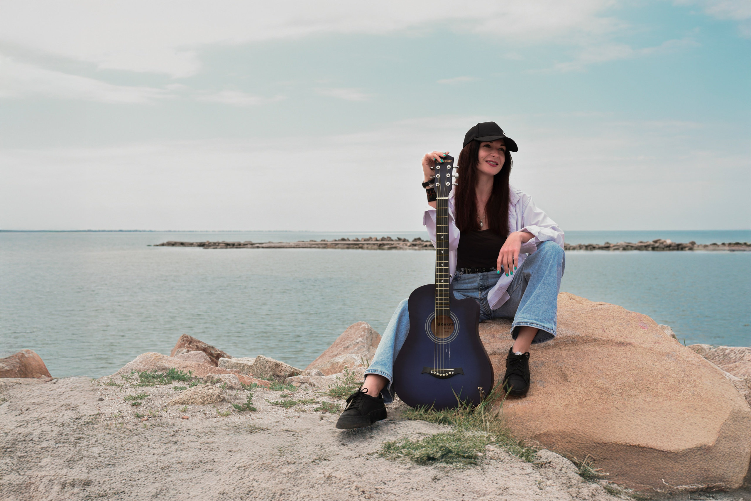 Девушка с гитарой. Главная