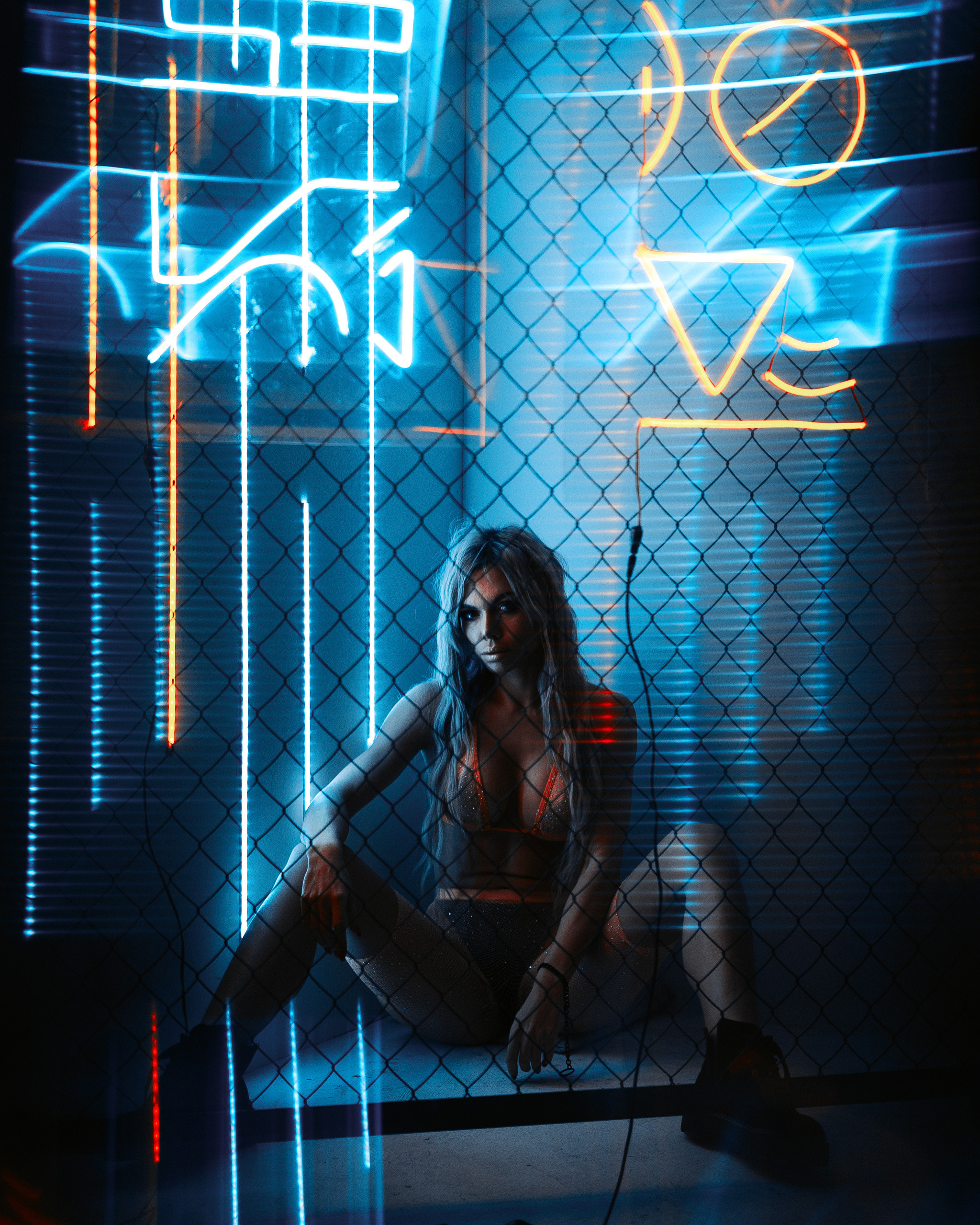 Инесса. Женский портрет в неоне с использованием призм. Фотограф Севастополь Крым | Шестаков Илья