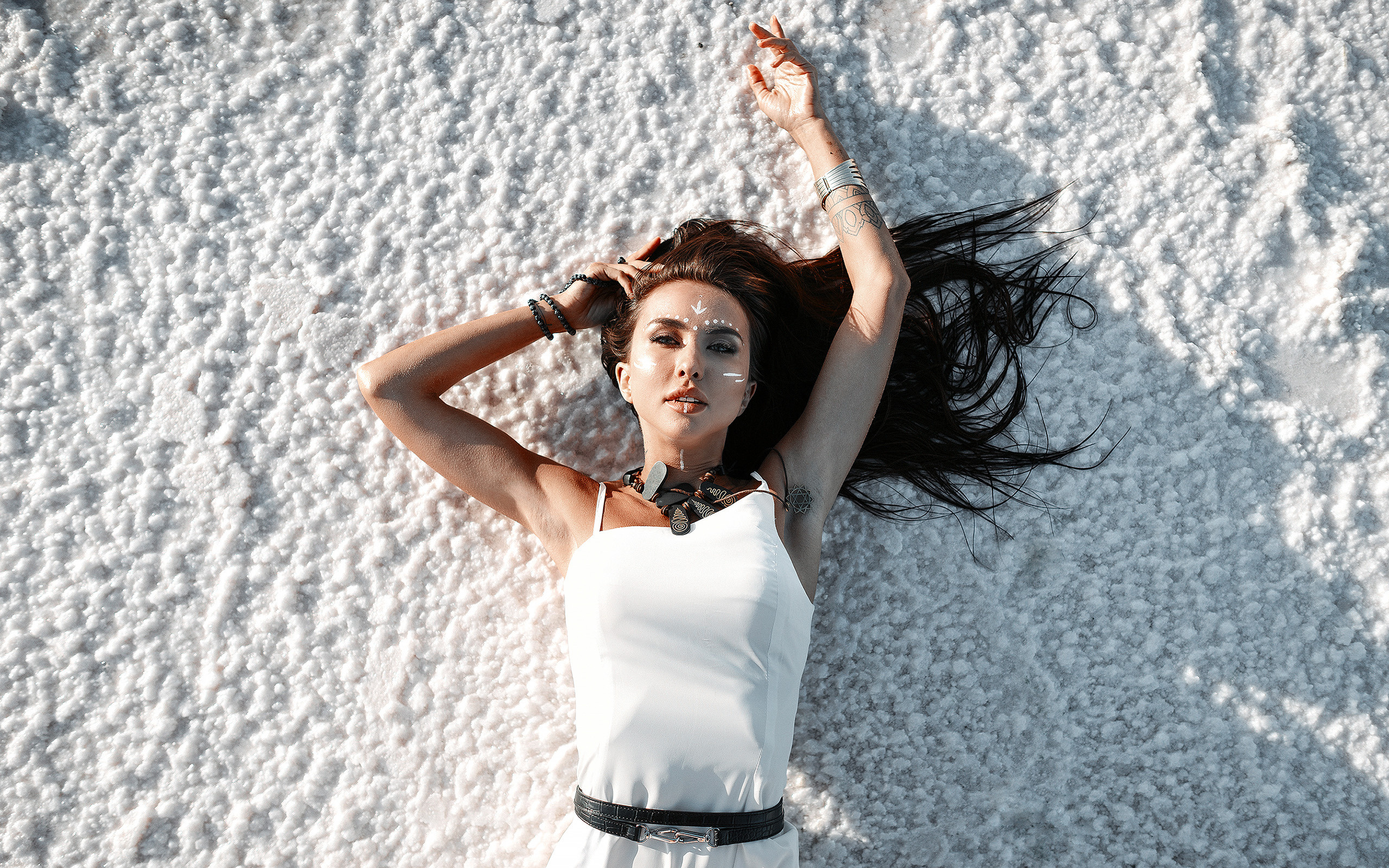 Портреты девушки на фоне розового озера. Фотограф Севастополь Крым | Шестаков Илья