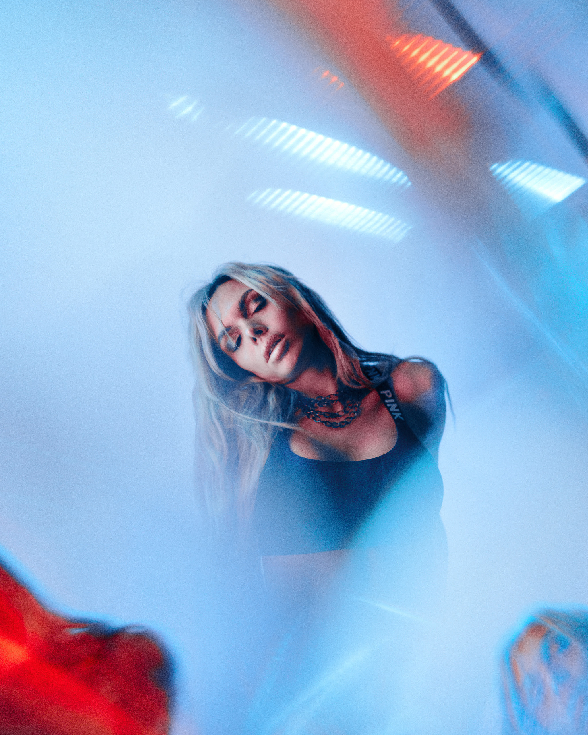Инесса. Женский портрет в неоне с использованием призм. Фотограф Севастополь Крым | Шестаков Илья