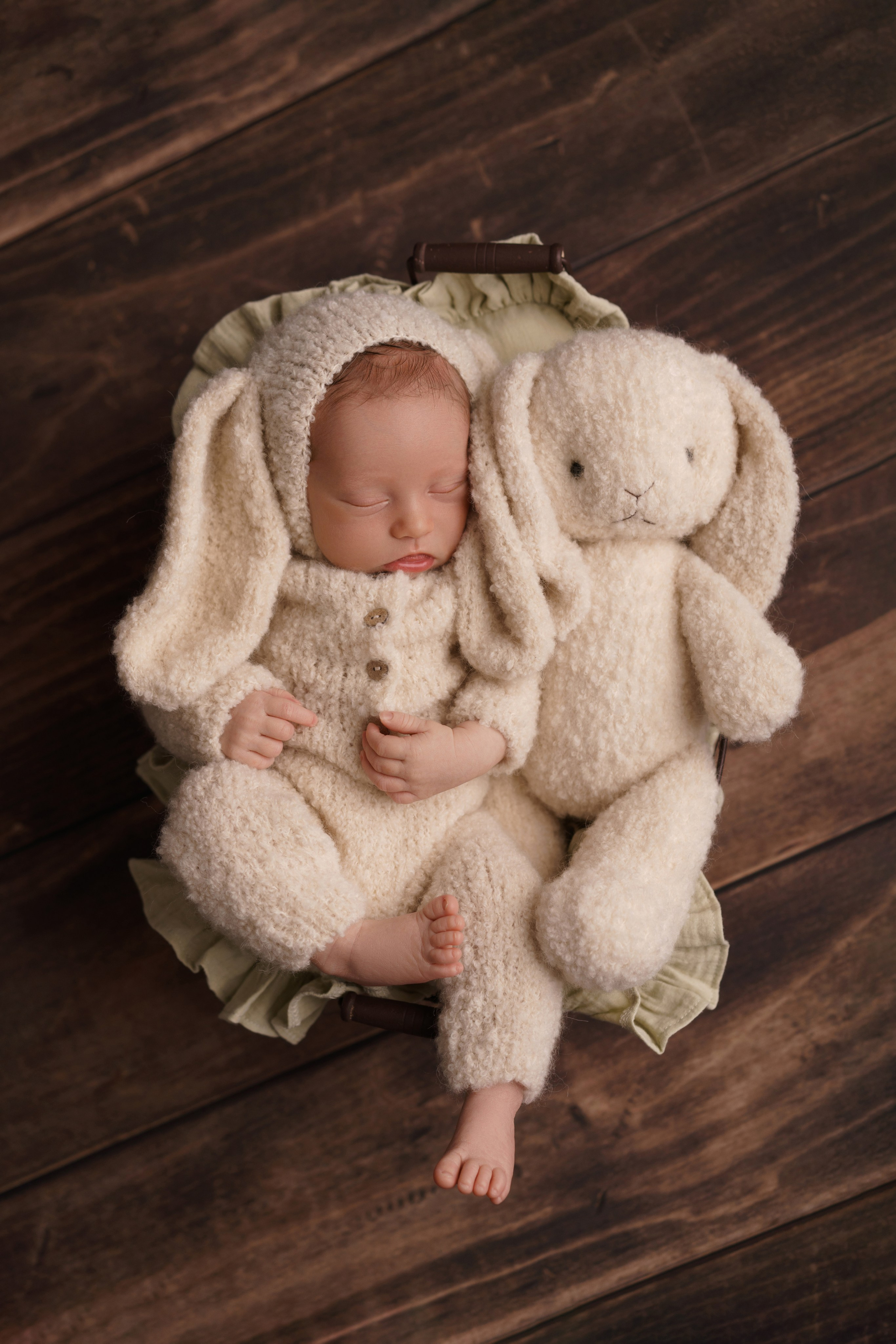 Как проходит съемка новорожденных?Я приезжаю к вам домой, рекомендую начинать съемку в первой половине дня Перед съёмкой прошу родителей, чтобы организовали малышу бодрствование (по возможности, но не «насильно»).Далее, я готовлю место для съёмки: собираю свет, раскладываю реквизит. Это занимает примерно 15-20 минут. В это время мама может подкармливать малыша.Малыш пободрствовал, его покормили, после этих мероприятий он, как правило засыпает. У меня все готово, и начинаем.Все малыши очень разные. Бывают сплюшки, которые всю съёмку не открывают глаз, встречаются любопытные, которые активно участвуют в процессе. Иногда бывает, что кроху мучает животик (колики).В любом случае, спешка во время такой съёмки не уместна. Прерываемся на кормления, гигиену. В среднем я провожу дома у малыша 3-4 часа.Желательно в этот день не планировать других важных дел, чтобы не суетиться и не спешить.Помним, что малыши чувствуют любое волнение!  