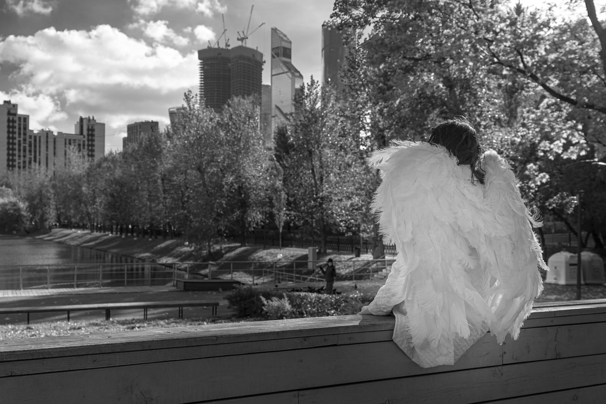 Девушка в образе ангела смотрит на город