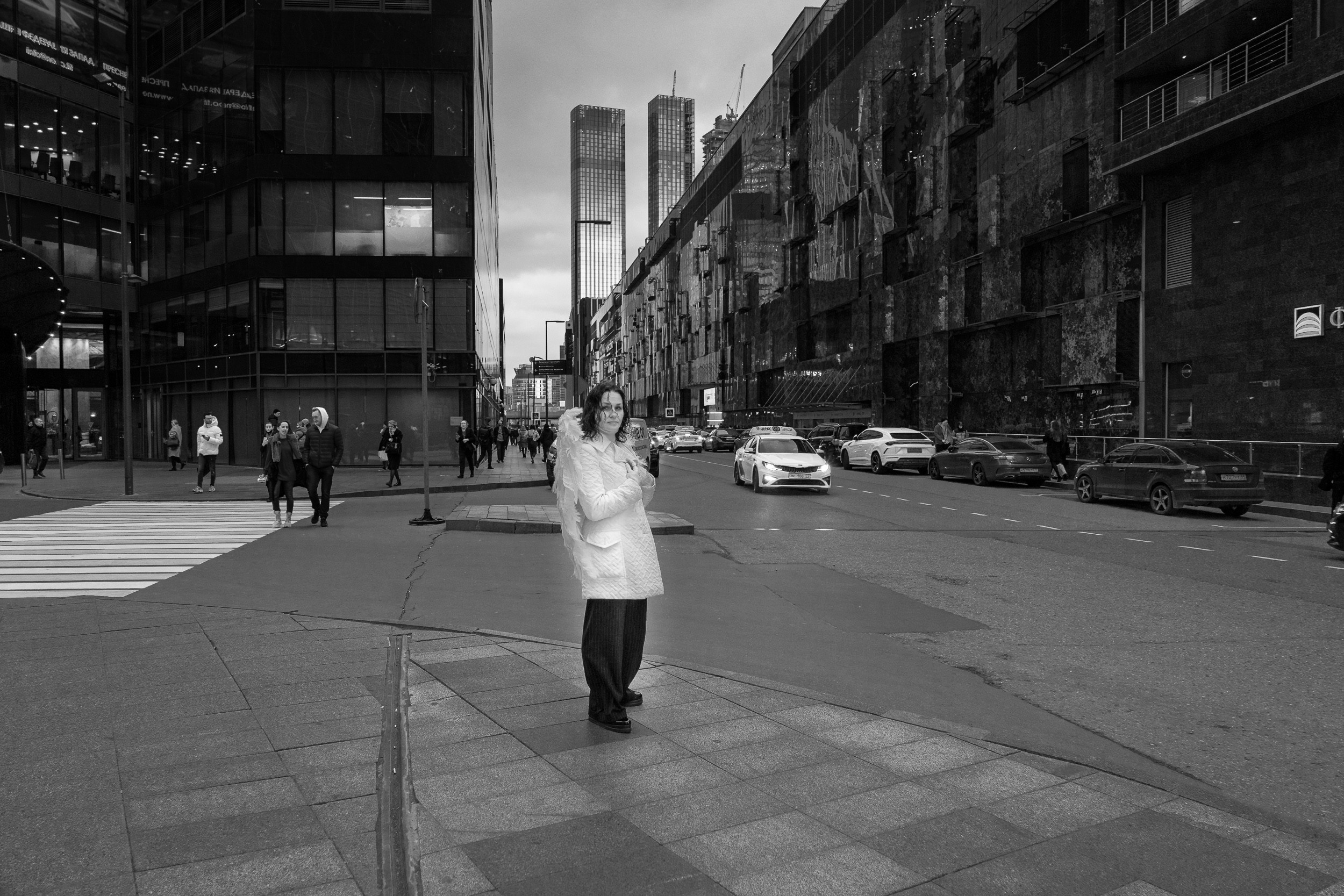 Ангел прогуливается в деловом центре города 