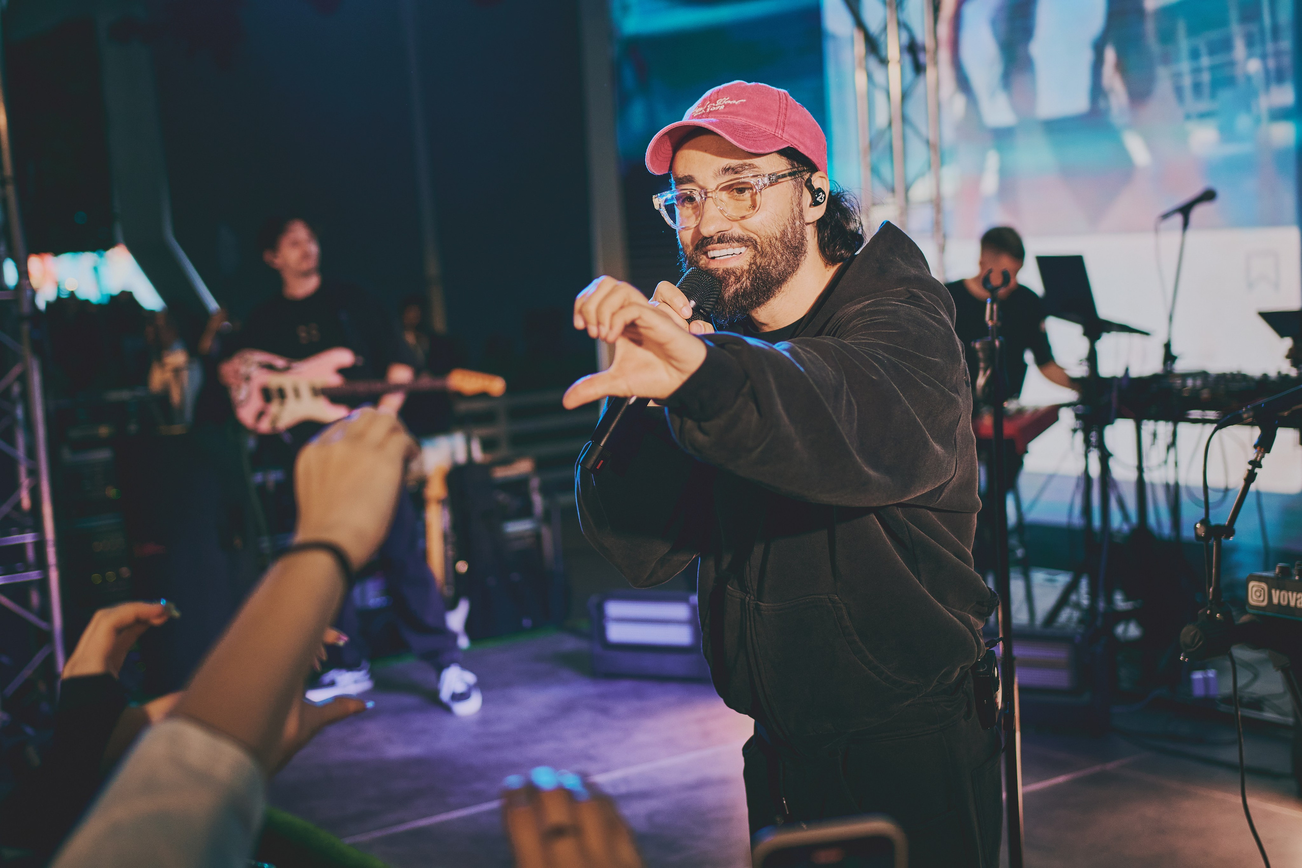 Съёмка с концерта МОТа: толпа фанатов и артист. Шилов Арсений — репортажный фотограф в Москве