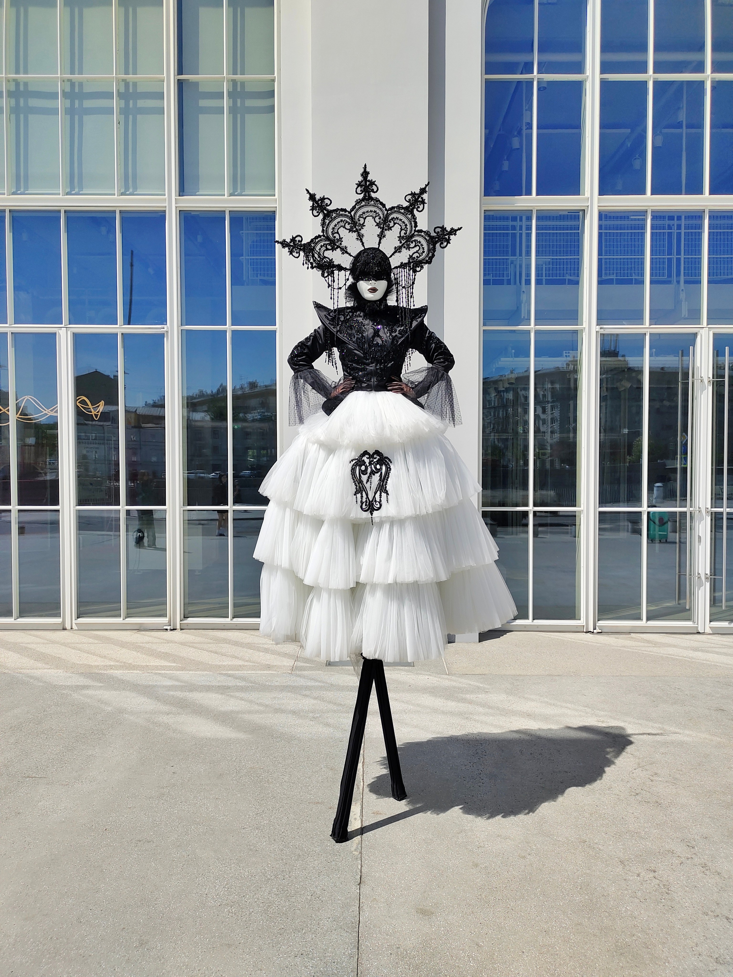 Персонаж Сажа. Мимы и Ходулисты на встречу гостей. Москва