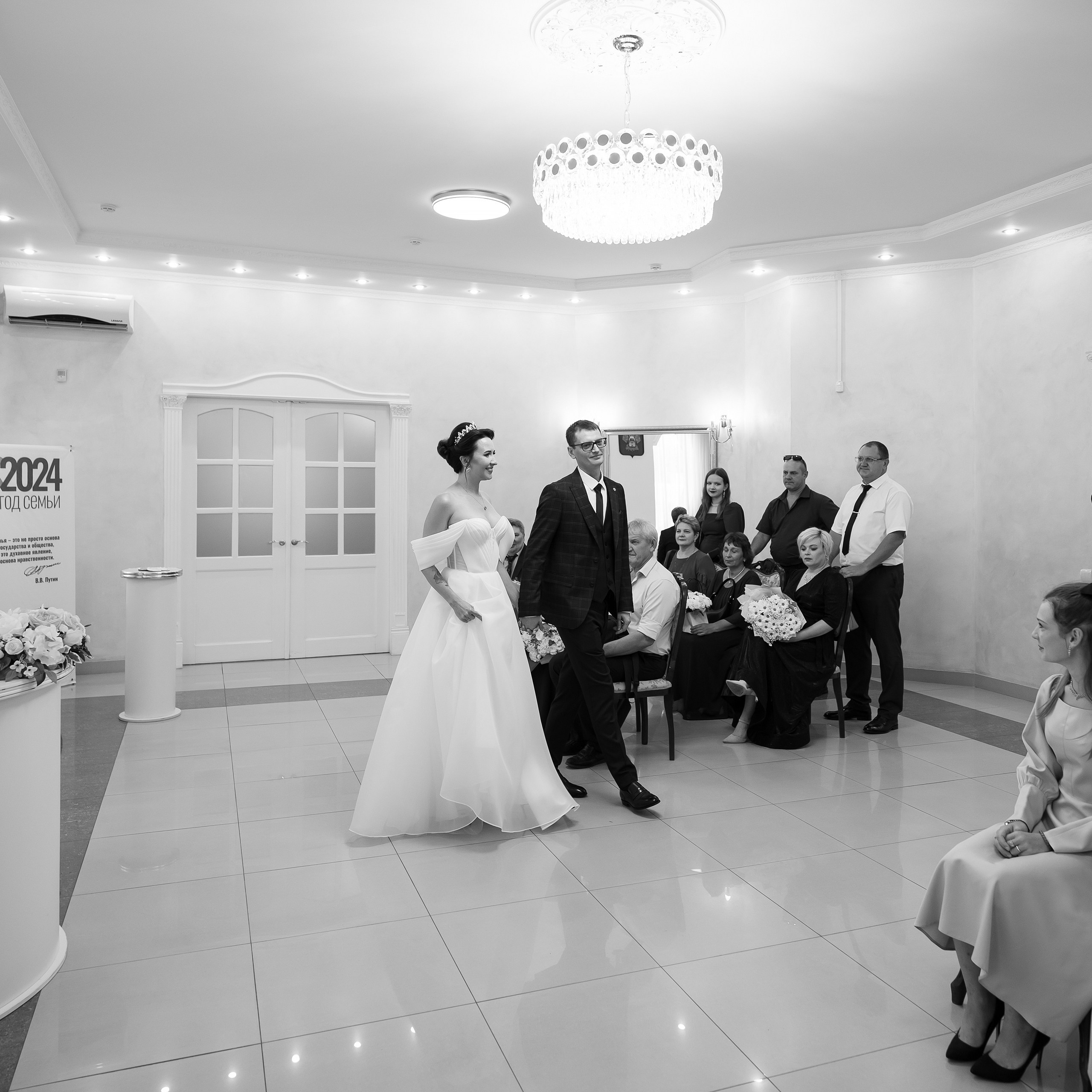 Выход жениха и невесты в ЗАГС.