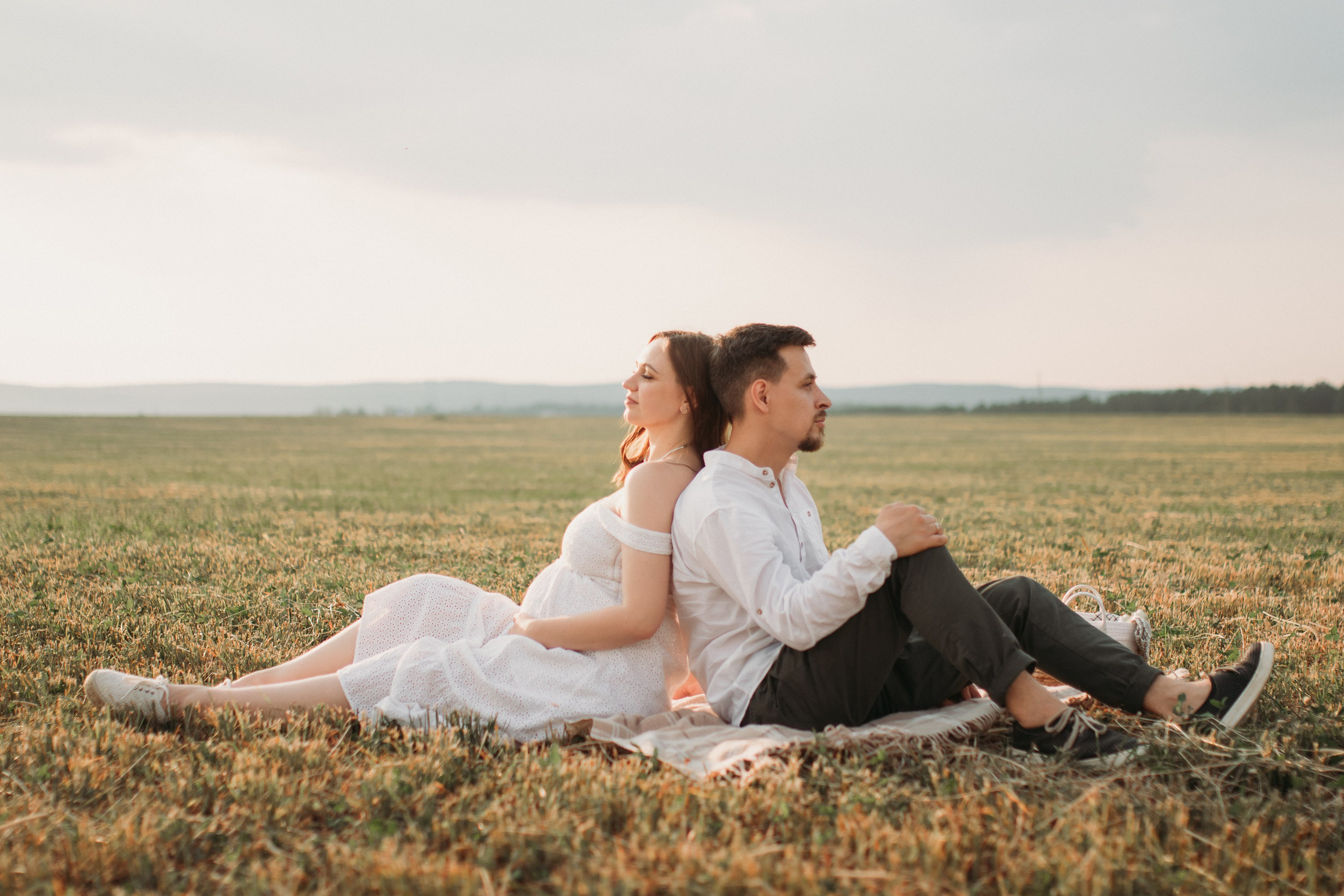 Фотосессия беременности в поле на закате. Семейный фотограф Екатеринбург Черепанова Олеся