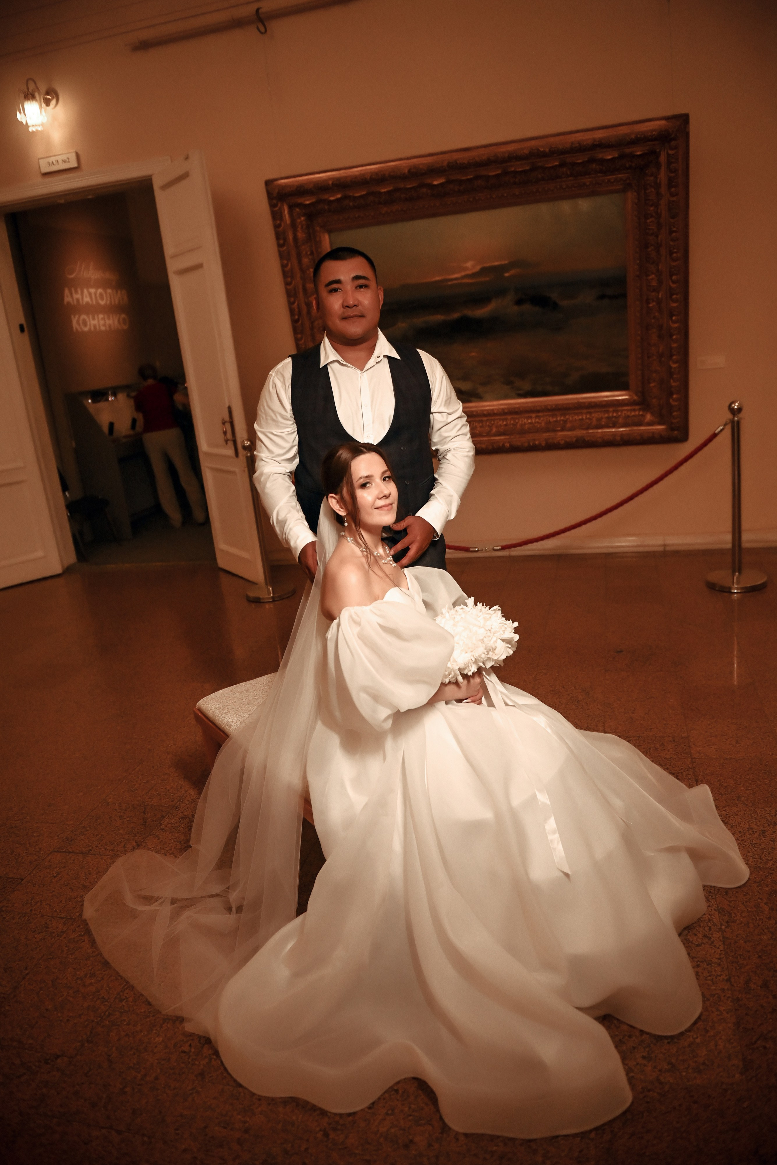 Небольшая свадебная серия в музее и прогулкой под дождем Эльмиры и Ризата. Свадебный, семейный, детский, контент фотограф в Омске Максим Ильин