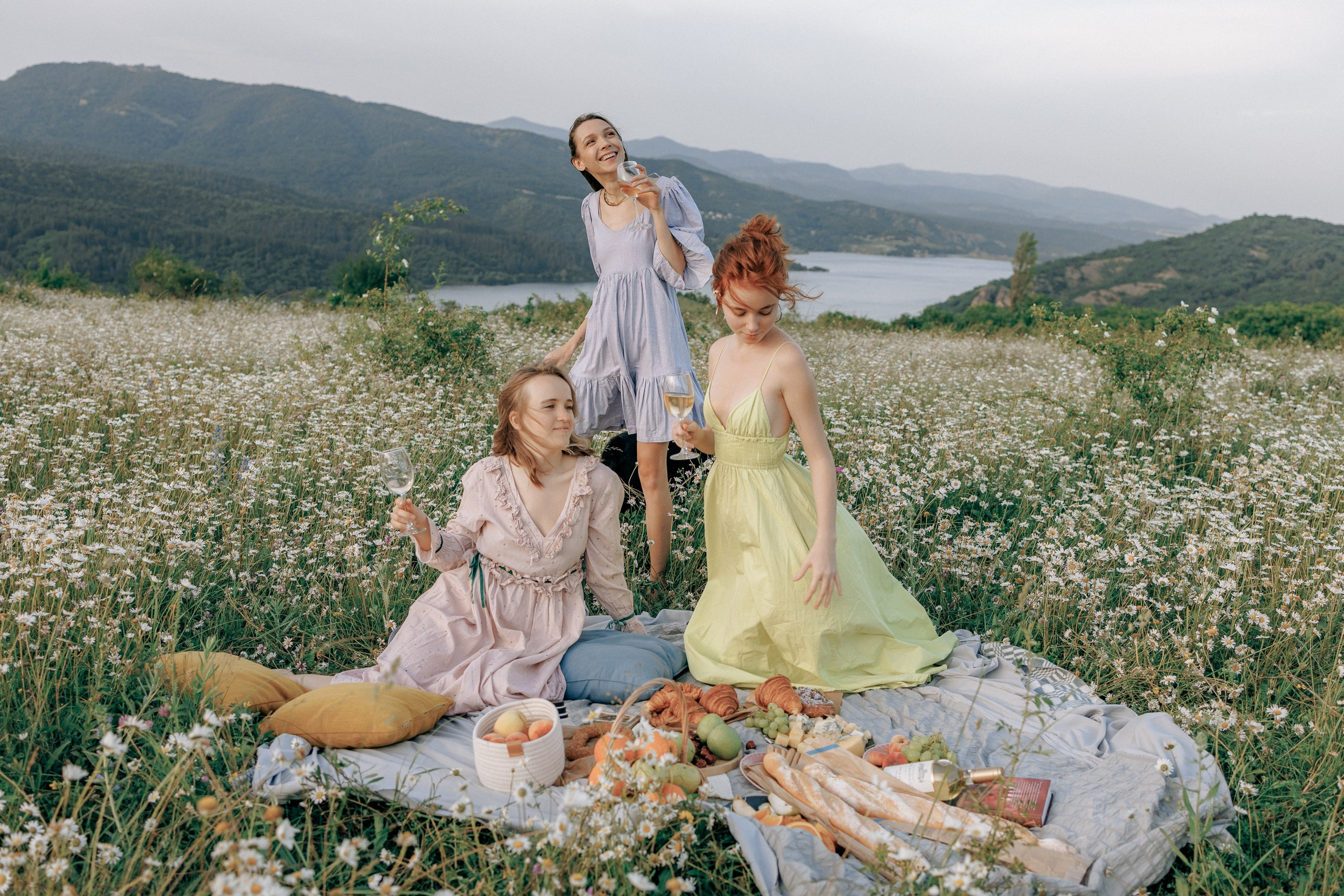 Picnic in the chamomile field in Georgia. Fedor Lemeshko — Destination Wedding and Family Lifestyle photographer